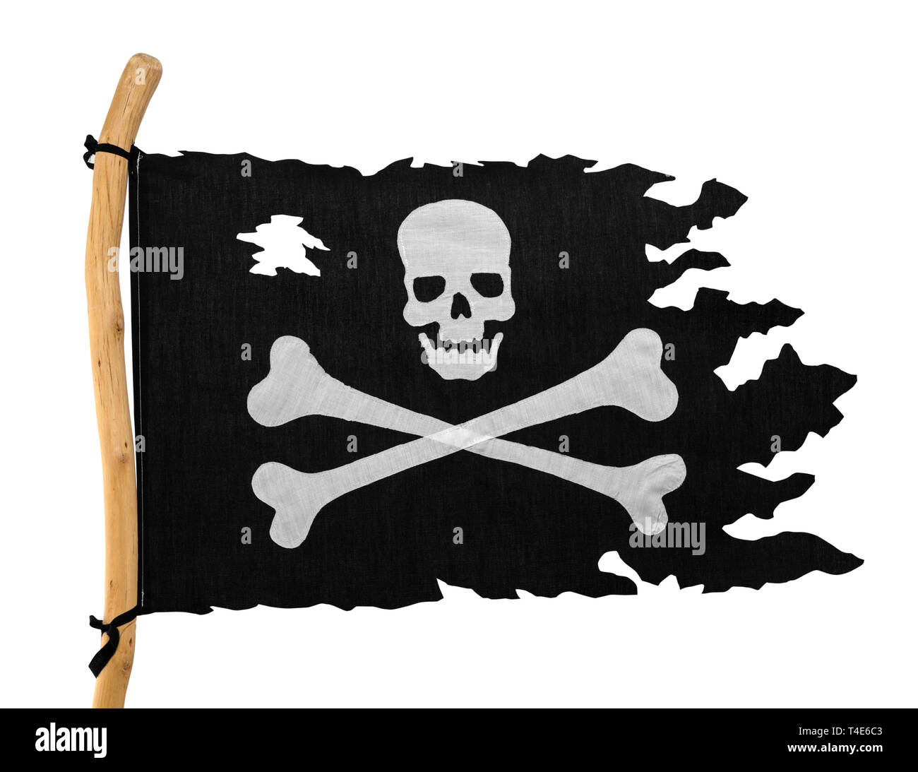 Drapeau pirate déchiré isolé sur fond blanc. Banque D'Images