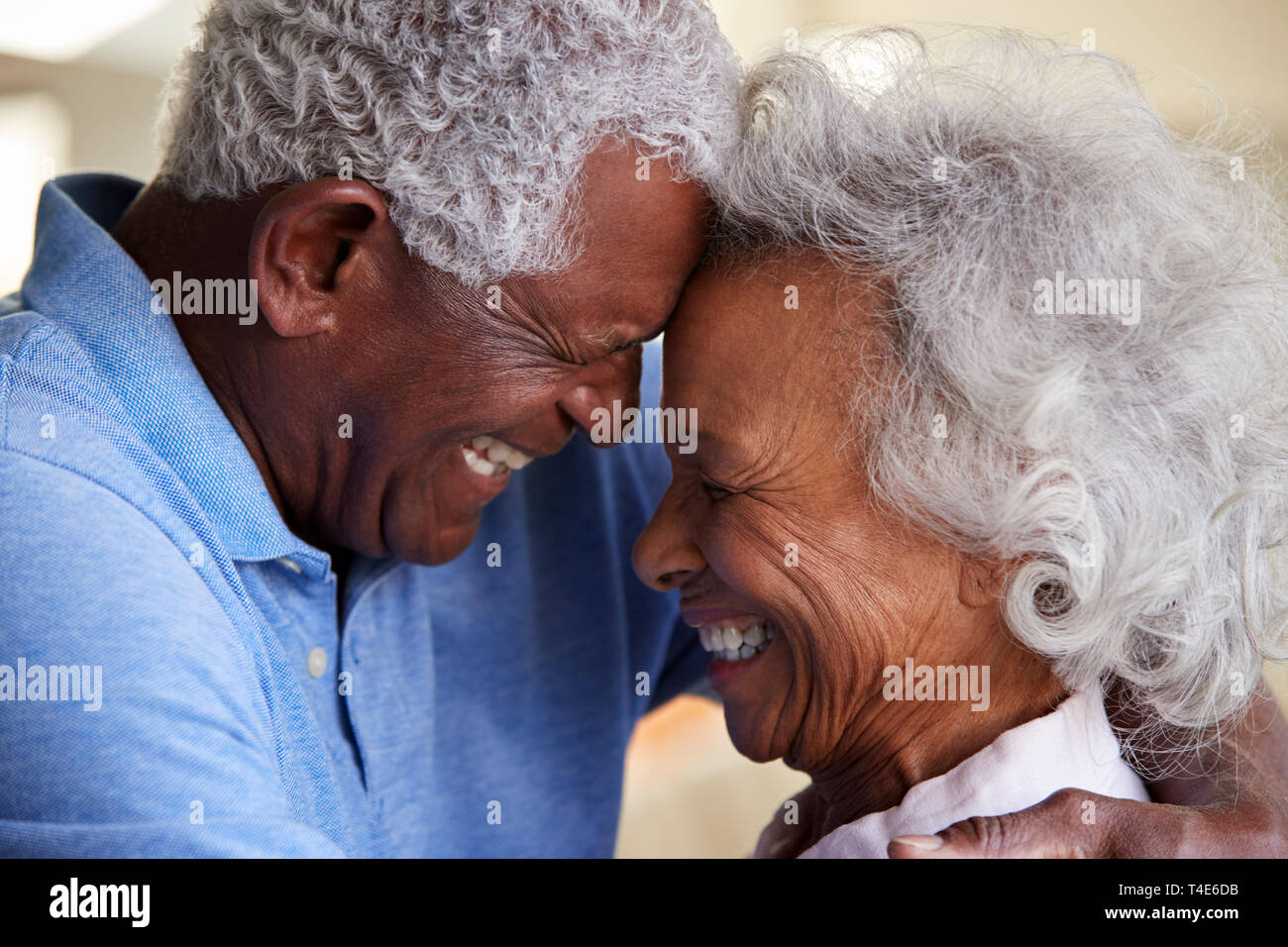 Tourné de profil senior Couple Tête à tête ensemble, à la maison Banque D'Images