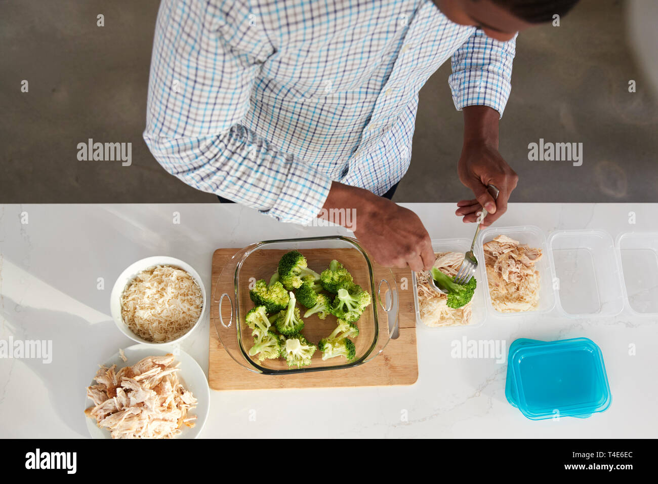 Vue aérienne de l'homme dans la cuisine préparer le repas à haute teneur en protéines Banque D'Images