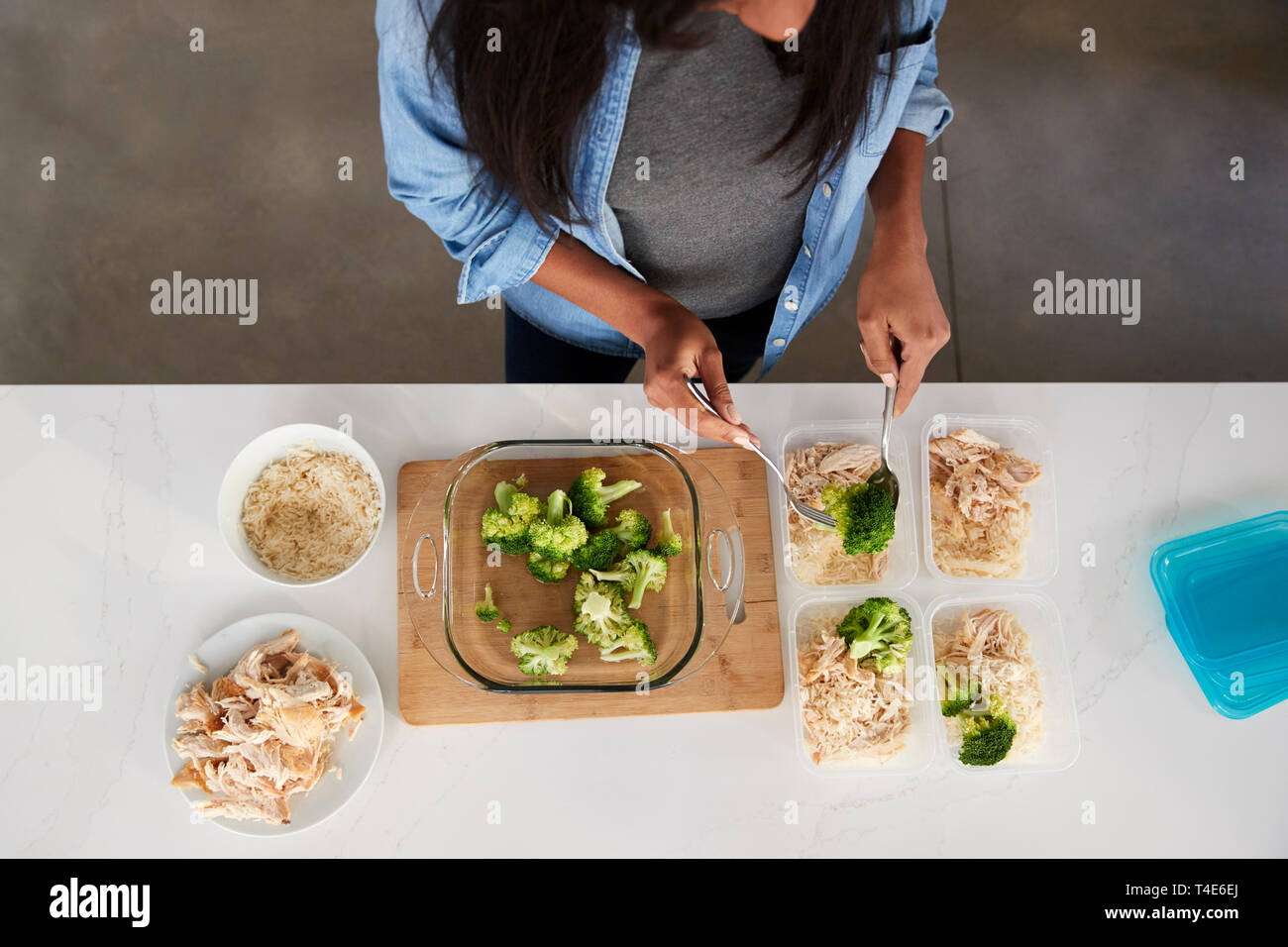 Vue aérienne de la femme dans la cuisine préparer le repas à haute teneur en protéines Banque D'Images