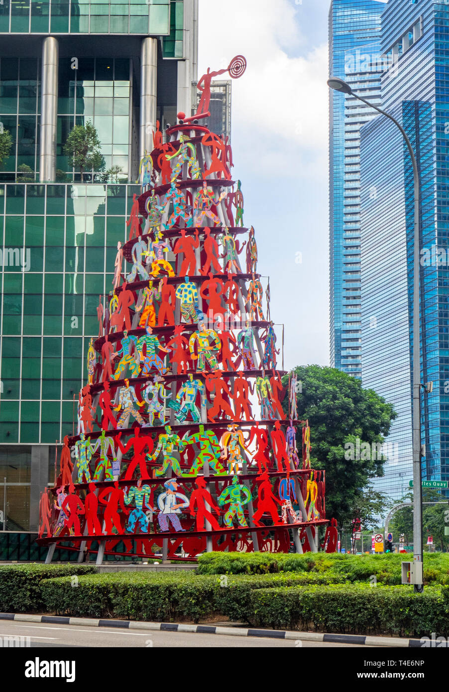 L'élan d'une spirale en acier inoxydable peint sculpture de figurines par sculpteur israélien David Gerstein sur Finlayson Green centre-ville de Singapour. Banque D'Images