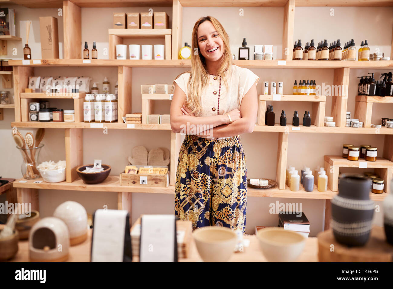 Portrait de femme propriétaire de magasin cosmétique indépendant Banque D'Images