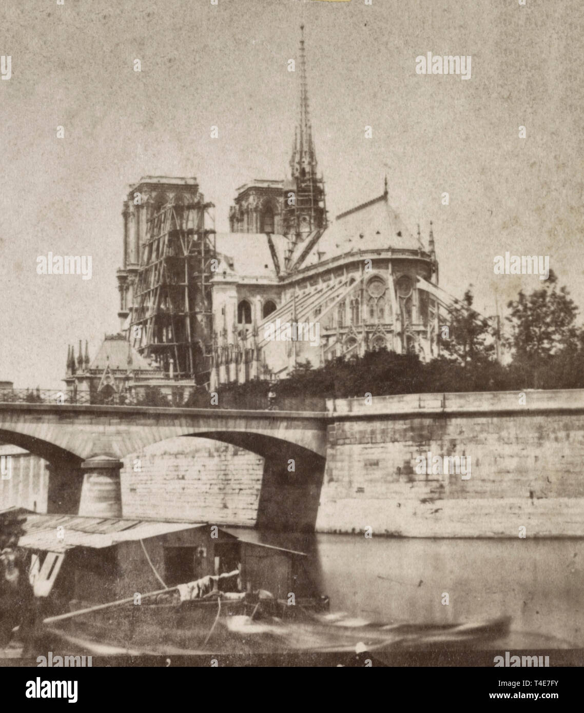 Une vue de la Cathédrale Notre Dame prises à partir de la Seine, Paris, France. Image montre un homme et bateau en premier plan, vers 1865 Banque D'Images