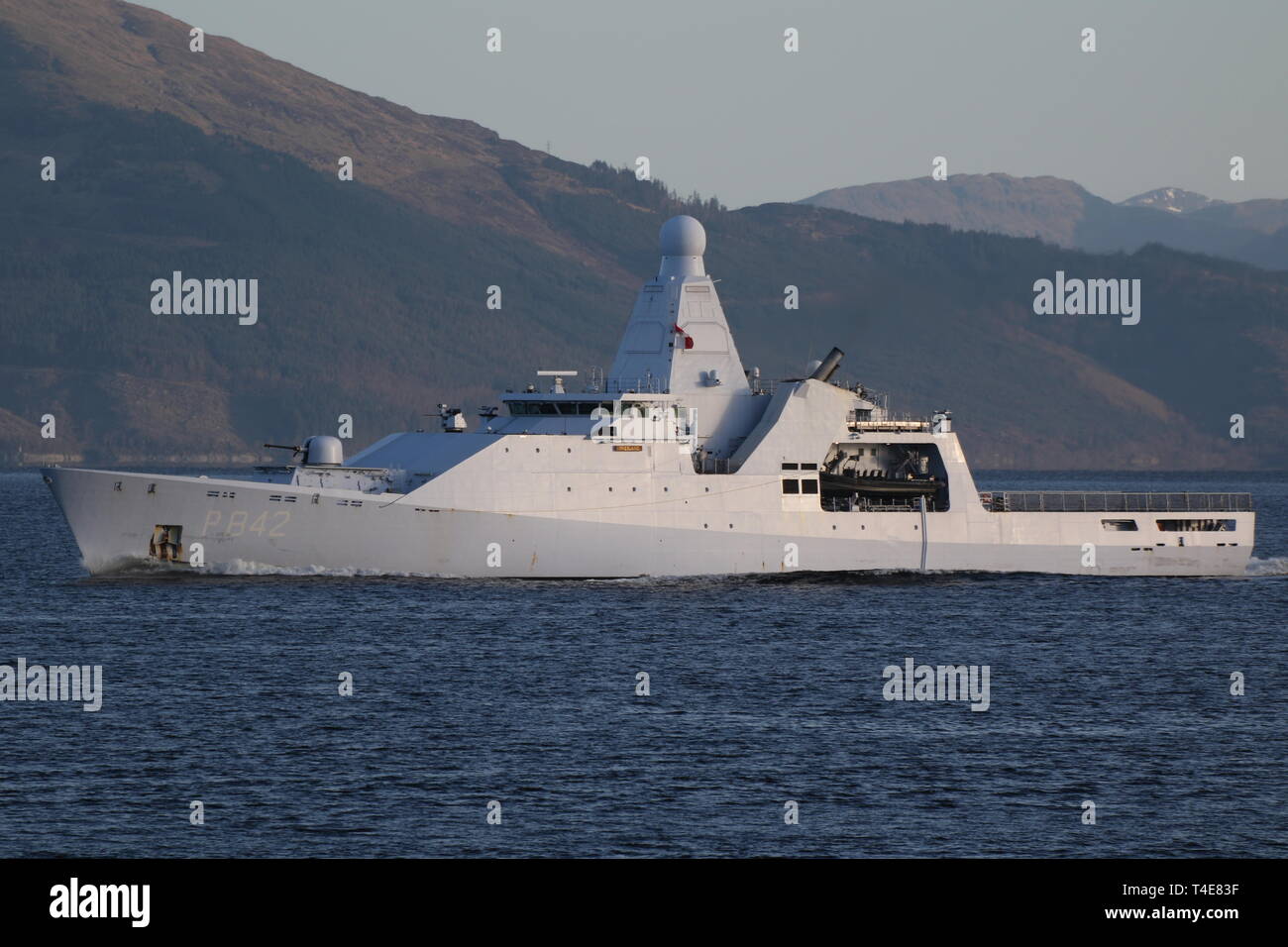 Le HNLMS Frise (P842), un navire de patrouille de classe Holland exploités par la Marine royale néerlandaise, passant au cours de l'exercice Joint Warrior Gourock 19-1. Banque D'Images