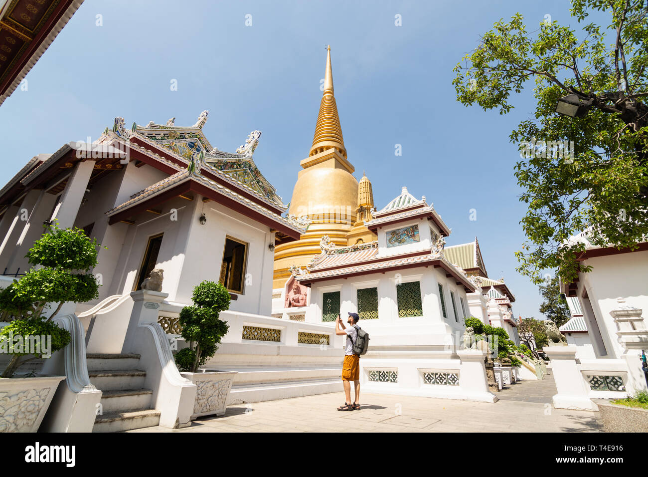 L'homme à prendre des photos sur le territoire de Wat Bowonniwetwiharn Ratchaworawiharn à Bangkok, Thaïlande. Banque D'Images