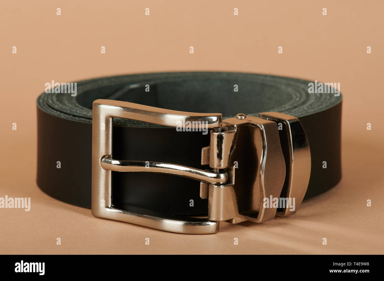 Enrouler la ceinture noire sur fond de couleur beige laïcs Banque D'Images