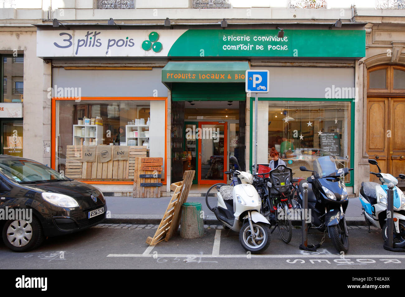 3 Ptits Pois, 124 rue Sébastien Gryphe, Lyon, France. vitrine extérieure d'un organic food co-operative à St Michel - Mairie Banque D'Images