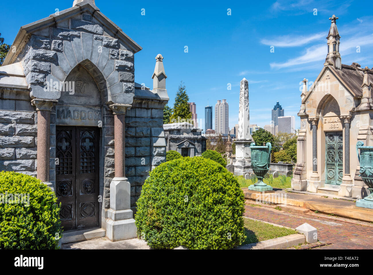 Le cimetière d'Oakland historique et du centre-ville d'Atlanta sur les toits de la ville d'Atlanta, en Géorgie. (USA) Banque D'Images