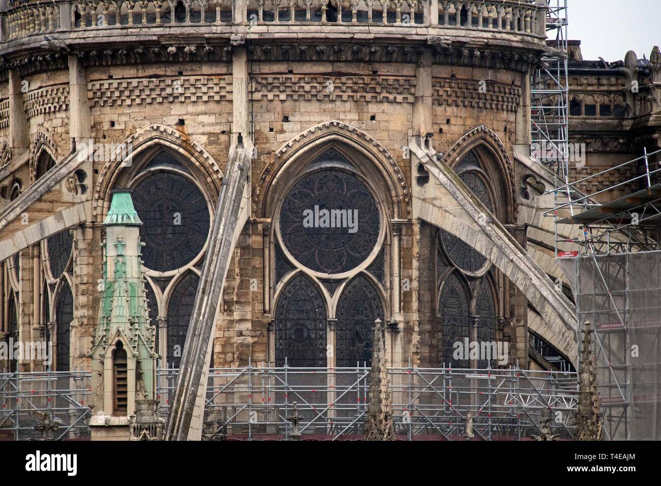 Vitraux visibles dans le reste de la Cathédrale Notre Dame de Paris, à la suite d'un incendie qui détruit une grande partie de l'immeuble dans la soirée de lundi. Banque D'Images