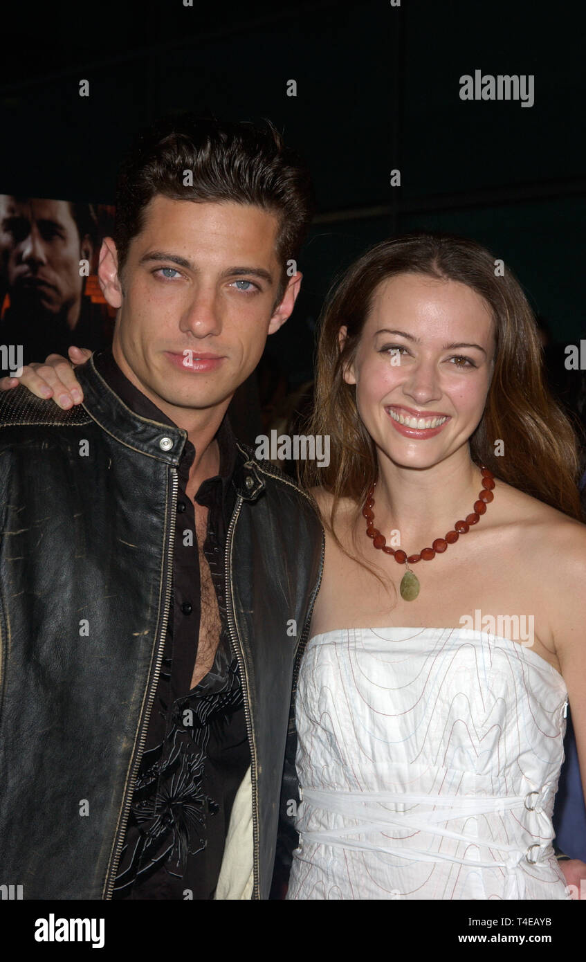 LOS ANGELES, CA. 12 avril 2004 : l'acteur James Pescara et actrice AMY ACKER au Los Angeles première de leur nouveau film The Punisher. Banque D'Images