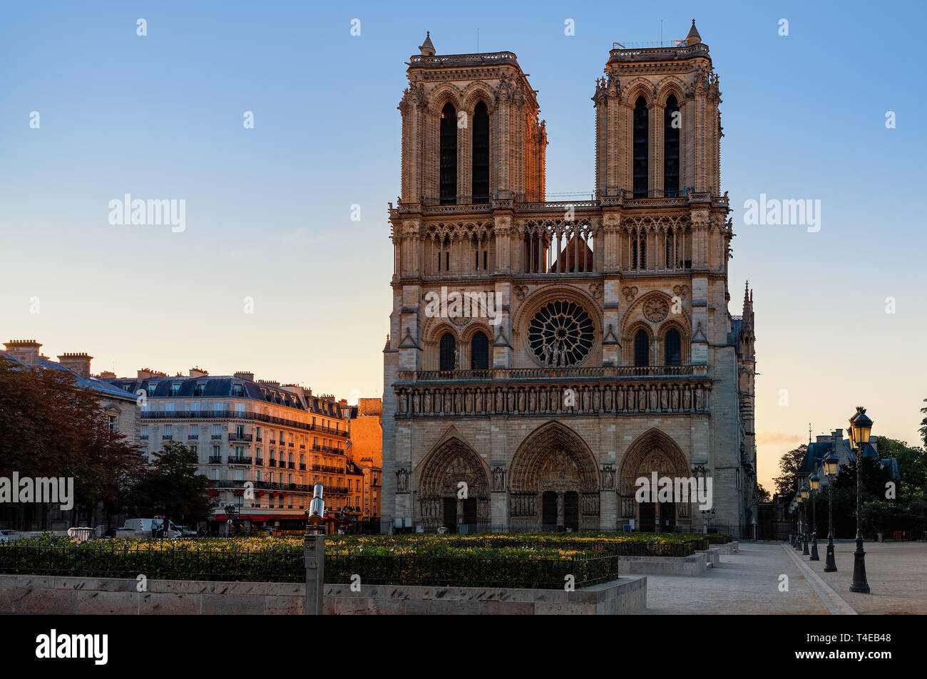 Célèbre façade de la cathédrale Notre-Dame de Paris à Paris, France. Banque D'Images