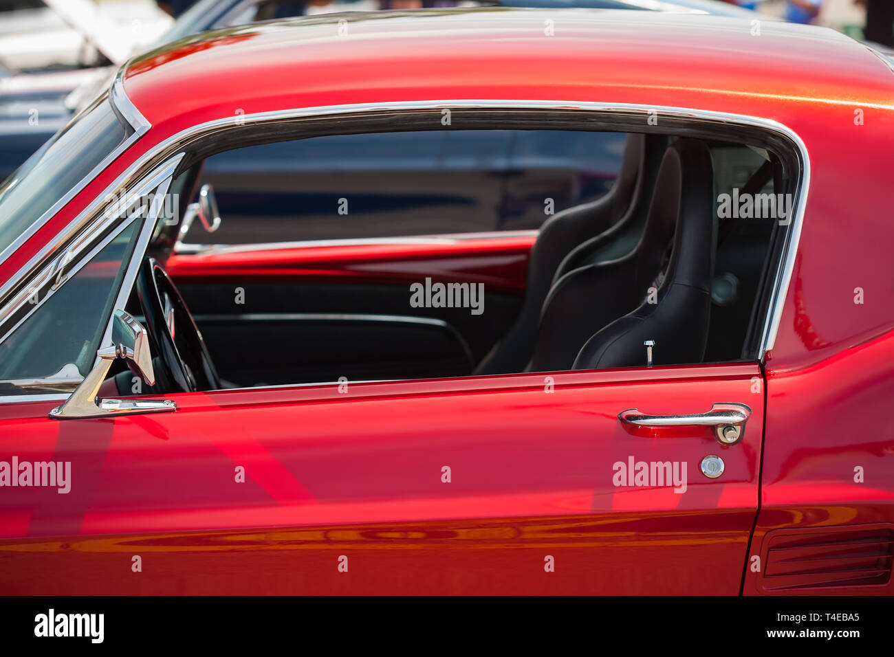 Vue côté conducteur d'une Mustang classique entièrement restauré avec des sièges de course accents chromés. Banque D'Images