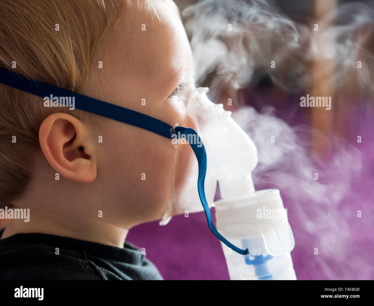 Petit garçon avec un masque à oxygène en inhalation close up Banque D'Images