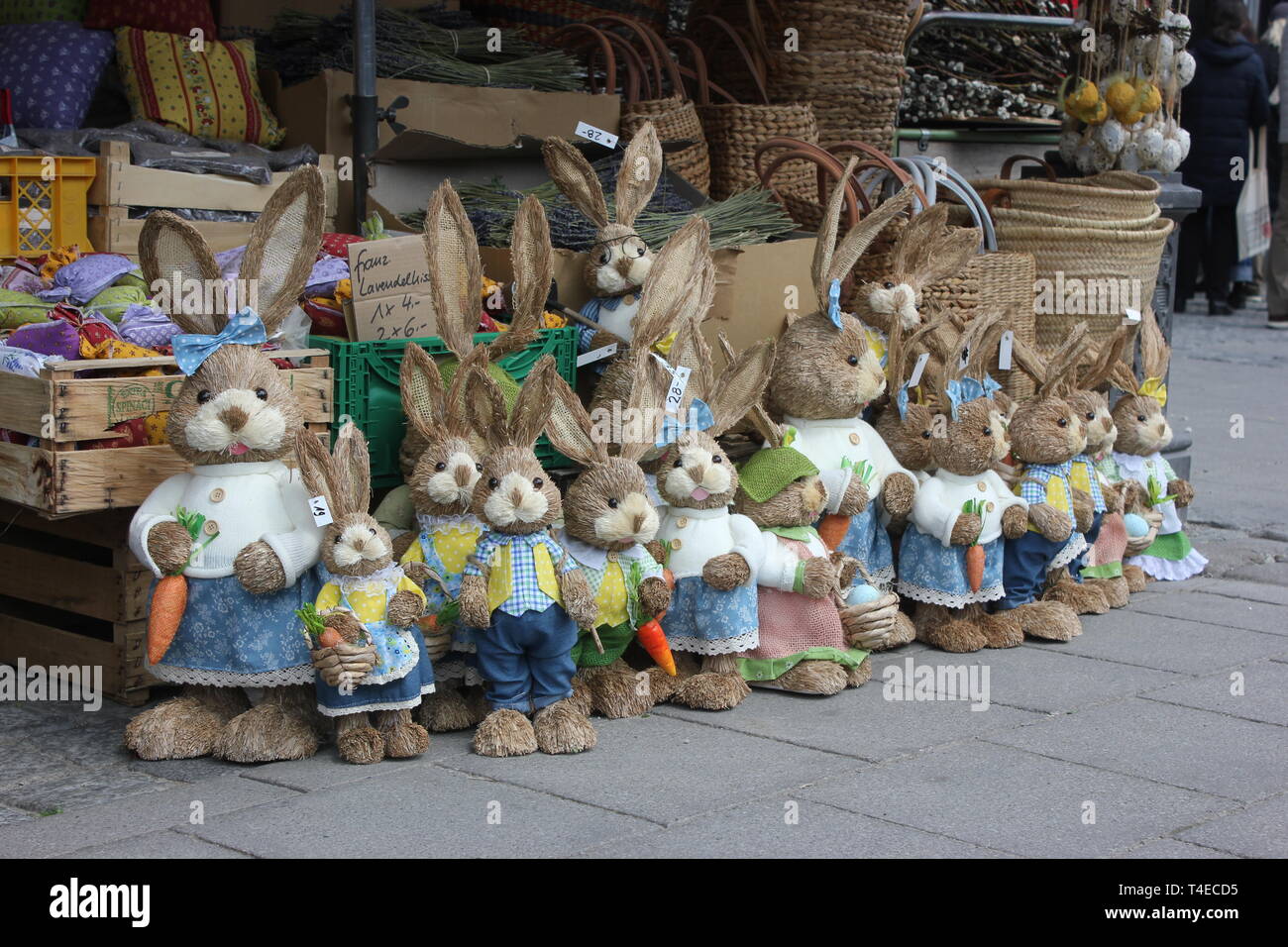 Drôle rangée de lapins de pâques habillés hors de la bast.regardant dans la caméra Banque D'Images
