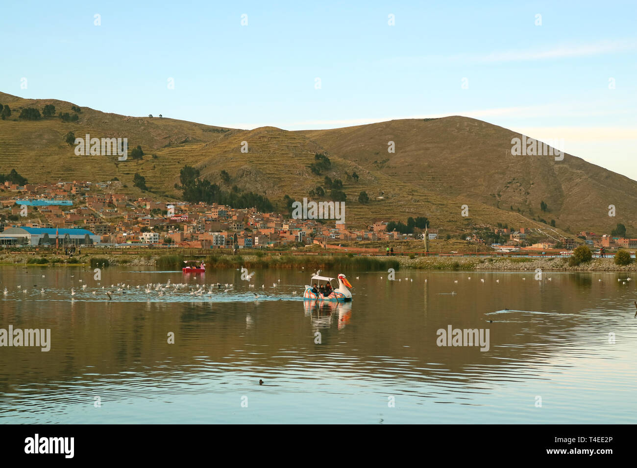 Les gens profiter de pédalo sur le lac Titicaca à Puno ville du Pérou Banque D'Images