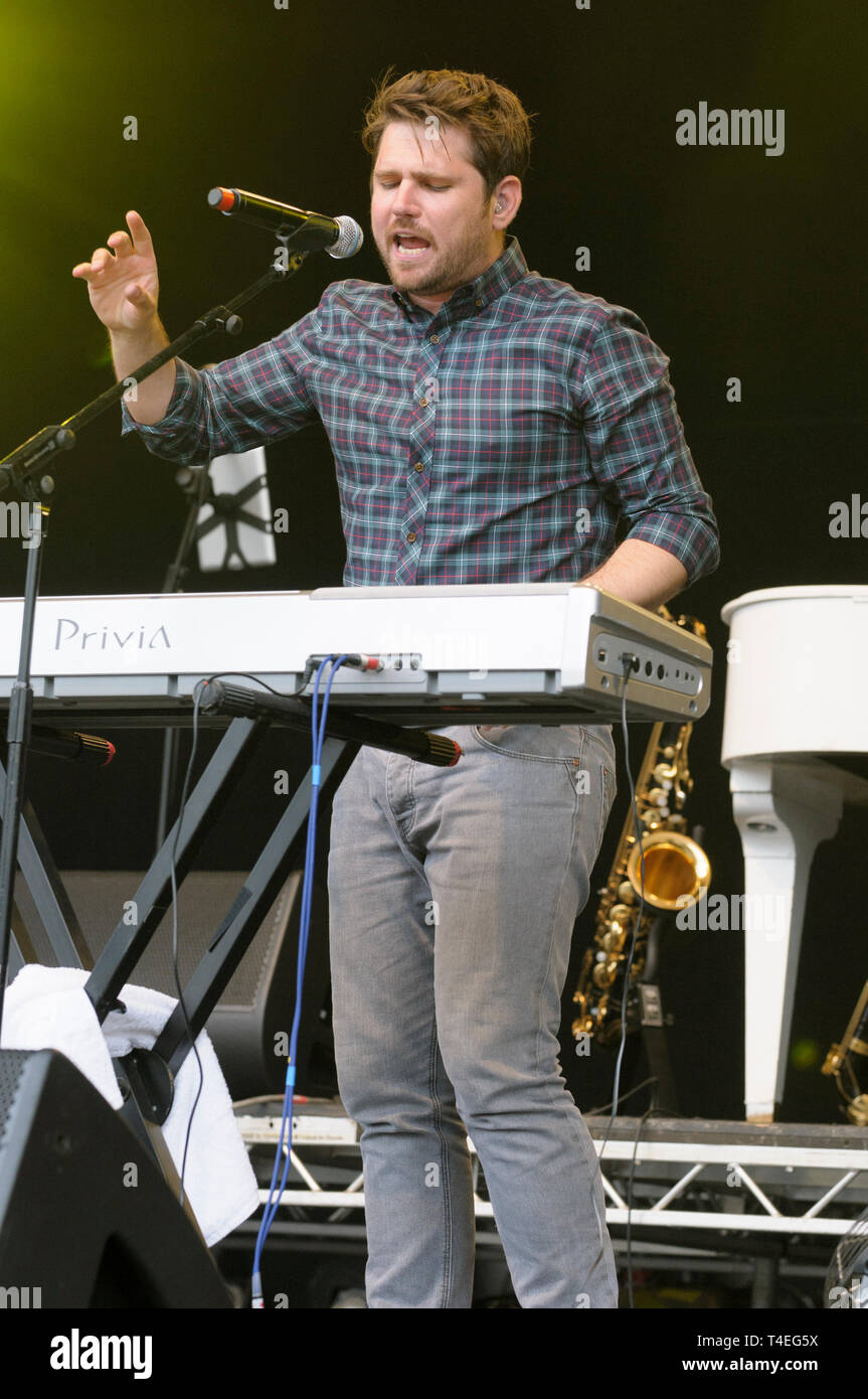 Roy Stride de Scouting for Girls effectuant à Cornbury Festival, Royaume-Uni. 5 juillet 2014 Banque D'Images