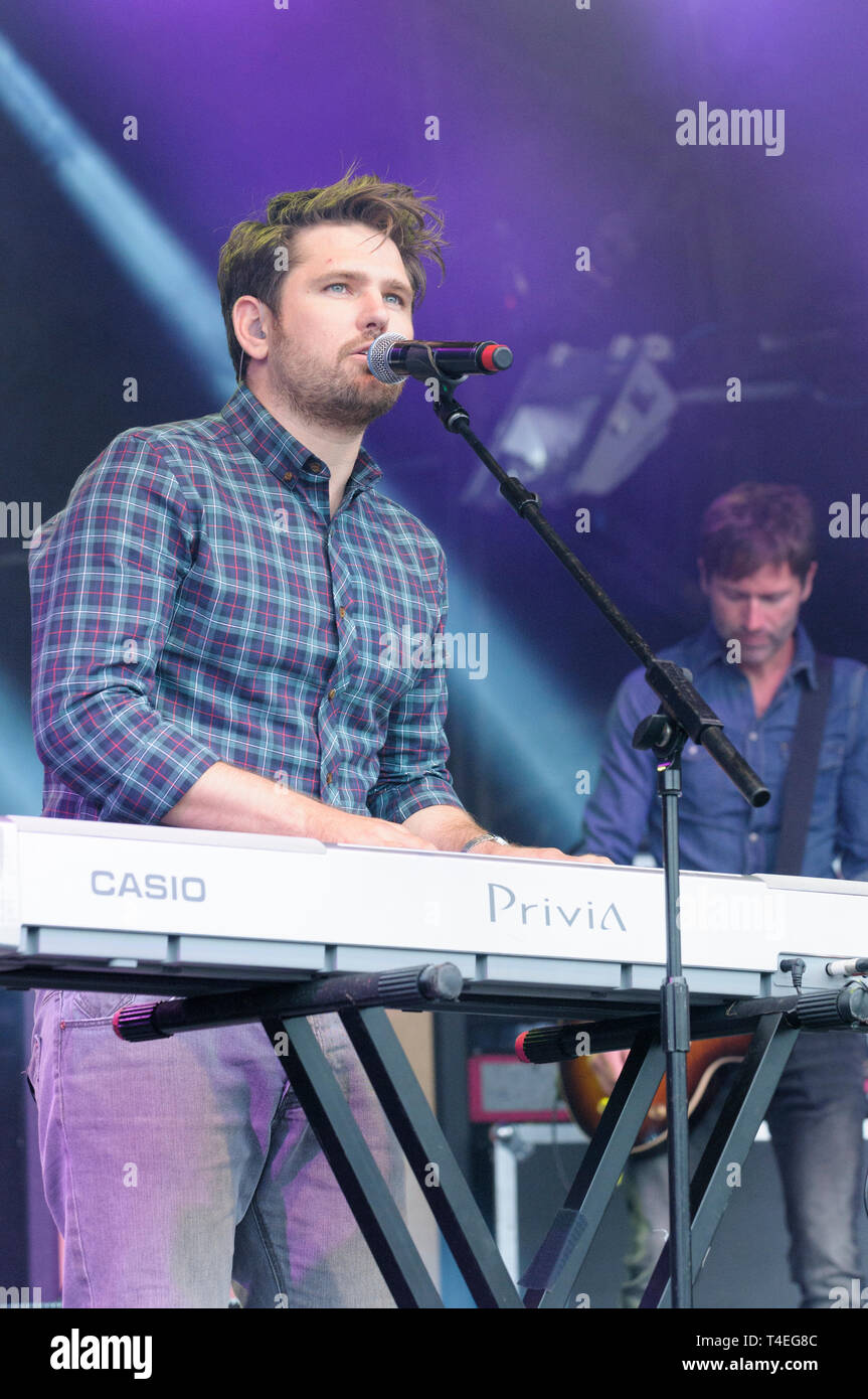 Roy Stride de Scouting for Girls effectuant à Cornbury Festival, Royaume-Uni. 5 juillet 2014 Banque D'Images