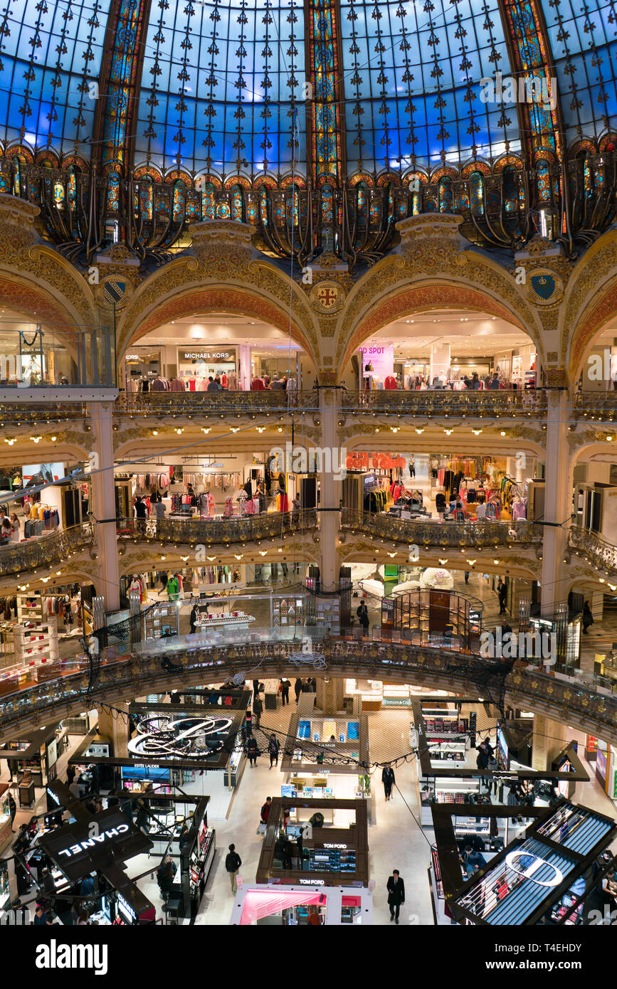 Paris, France - 3 Avril 2019 : l'intérieur des Galeries Lafayette à Paris. L'architecte Georges Chedanne a conçu le magasin où un verre et Art Nouveau Banque D'Images