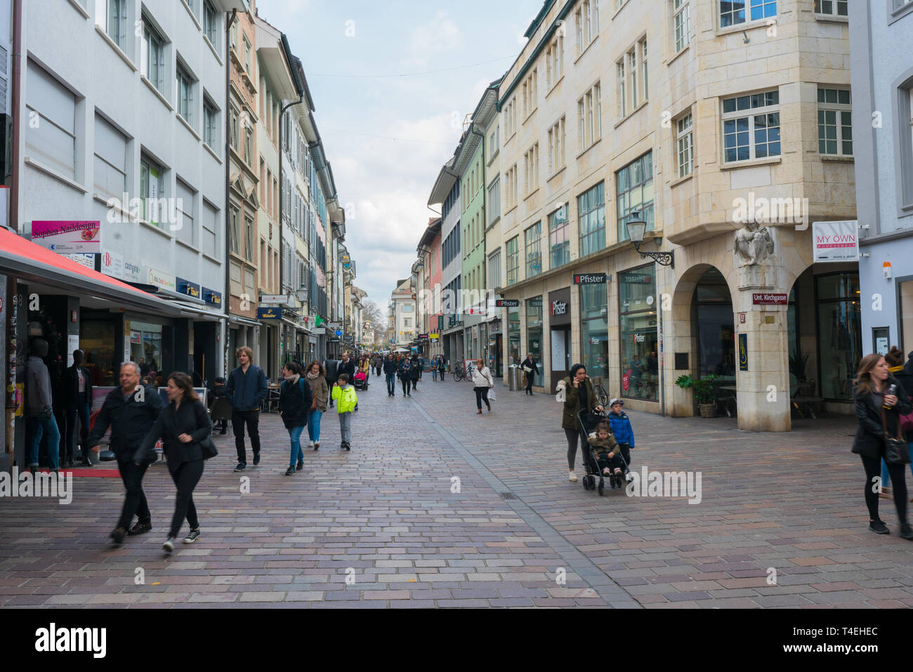 Winterthur, ZH / Suisse - Avril 8, 2019 : l'agitation de la rue Marktgasse historique dans la vieille ville de Winterthur avec les personnes disposant des erran Banque D'Images