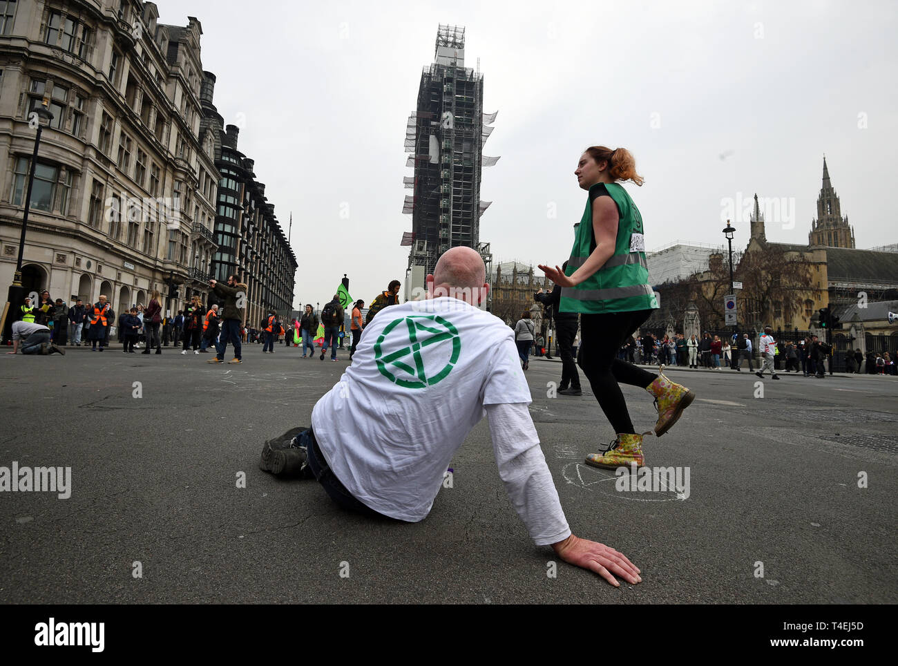Un manifestant lors d'une rébellion d'extinction au Parlement de protestation Square, Londres, comme plus de 100 personnes ont été arrêtées alors que la police s'occuper des manifestations du changement climatique. Banque D'Images