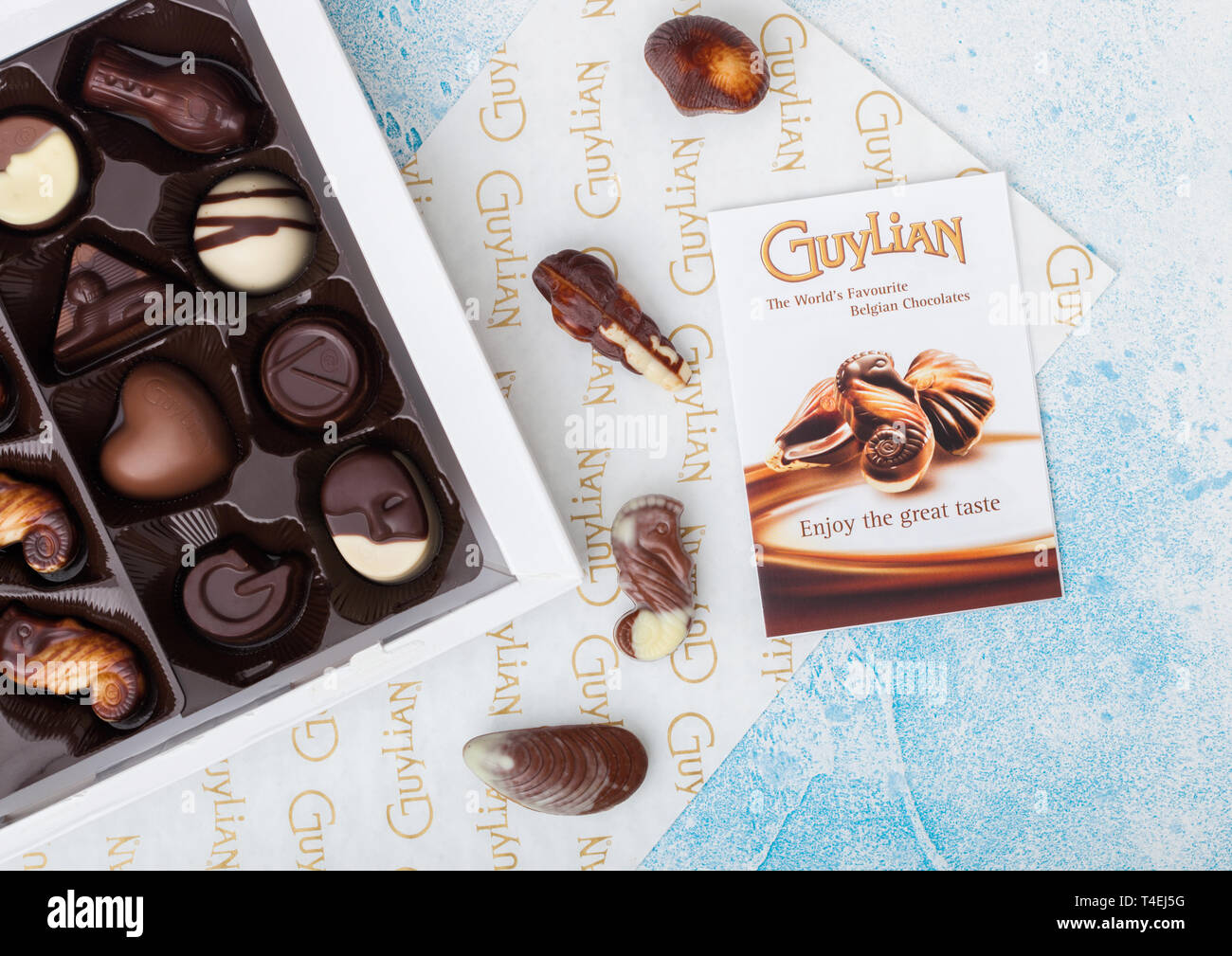 Londres, Royaume-Uni - 15 AVRIL 2019 - Fort de l'Guylian chocolats belges préférés sur tableau bleu. Banque D'Images Londres, Royaume-Uni - 15 AVRIL 2019 - Fort de l'Guylian chocolats belges préférés sur tableau bleu. Banque D'Images