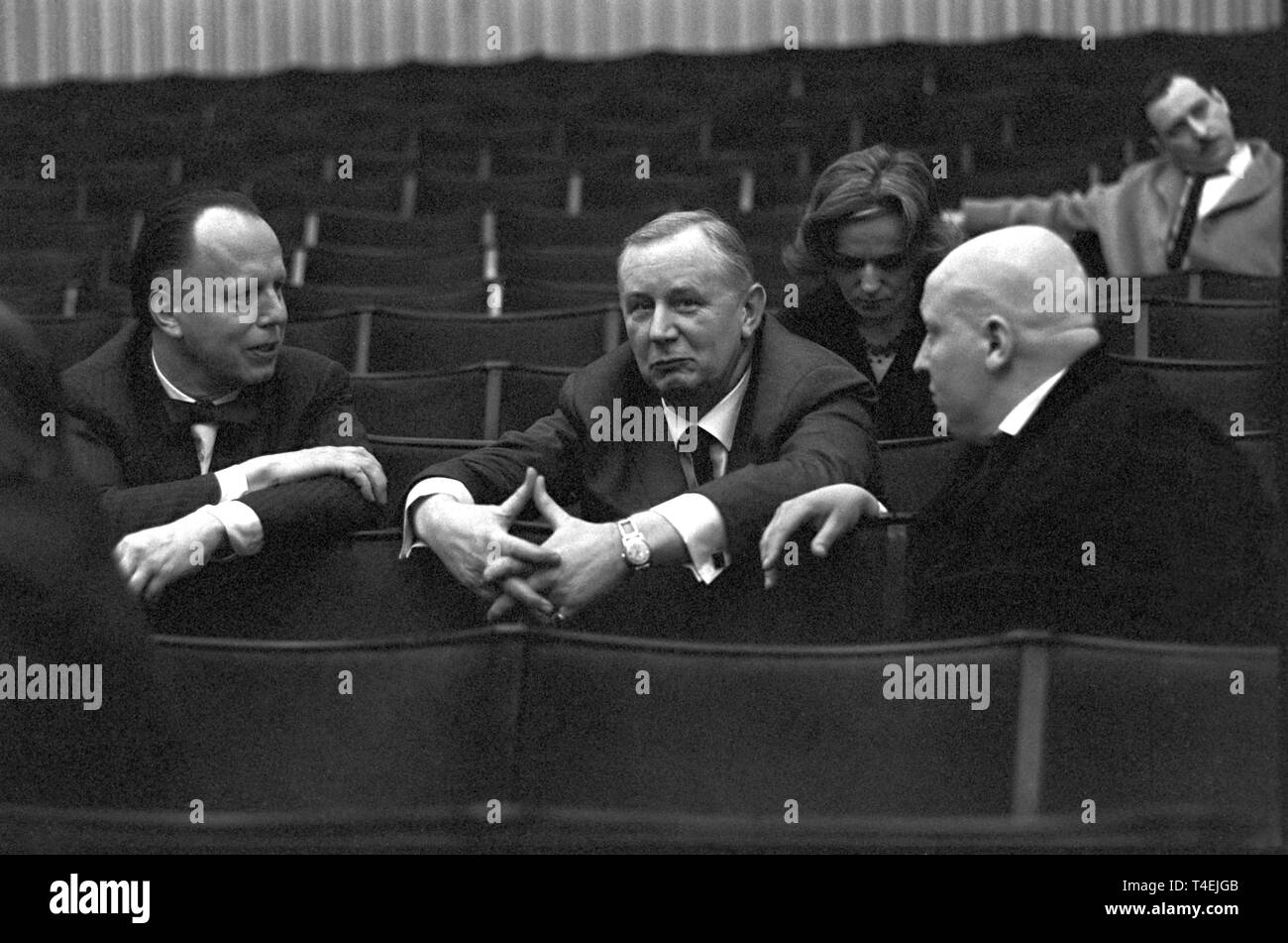 L'Opéra Comédie 'Ali Baba et les quarante voleurs", une loi trois jouer, s'effectue comme la première allemande dans la version révisée textuellement par Helmut Käutner dans l'opéra de Essen le 17 février 1963. La photo montre (de gauche à droite) Dr Schumacher, directeur artistique du théâtre d'Essen, Helmut Käutner et Günter Roth, le directeur de la pièce, pendant la répétition générale. Dans le monde d'utilisation | Banque D'Images
