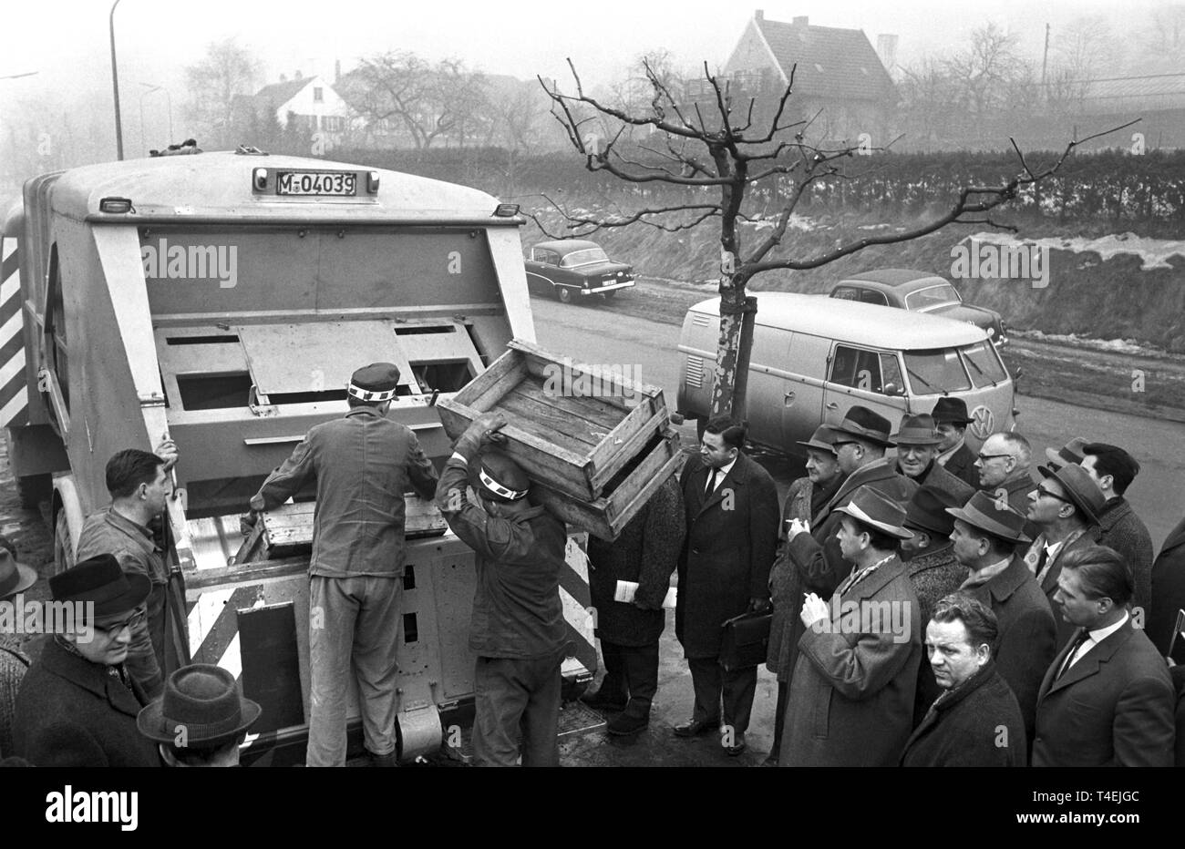 Un nouveau communiqué de benne pour le service de collecte des déchets est présenté en Mühlheim sur la Ruhr, le 11 février 1963. La photo montre le nouveau véhicule qui comprend un système intégré de appuyez sur pour couper des objets même très lourd. Dans le monde d'utilisation | Banque D'Images