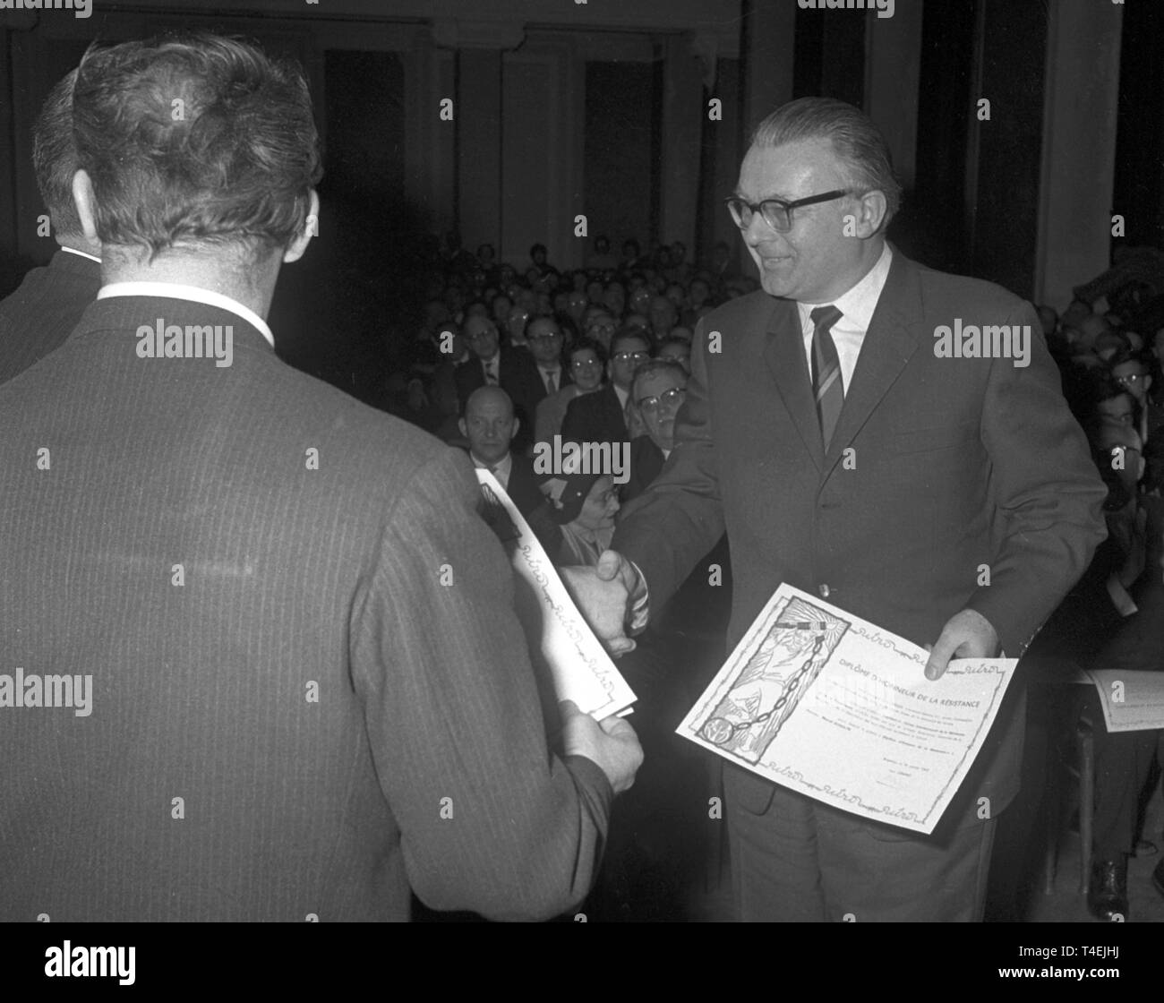 L 'Union Internationale des résistants et déportés" a inclus l'organisation faîtière de la résistance allemande et prix des diplômes honorifiques à 12 combattants de la résistance allemande le 30 janvier en 1963 à Francfort. La photo montre un combattant de la résistance (non identifié) qui reçoit le prix. Dans le monde d'utilisation | Banque D'Images