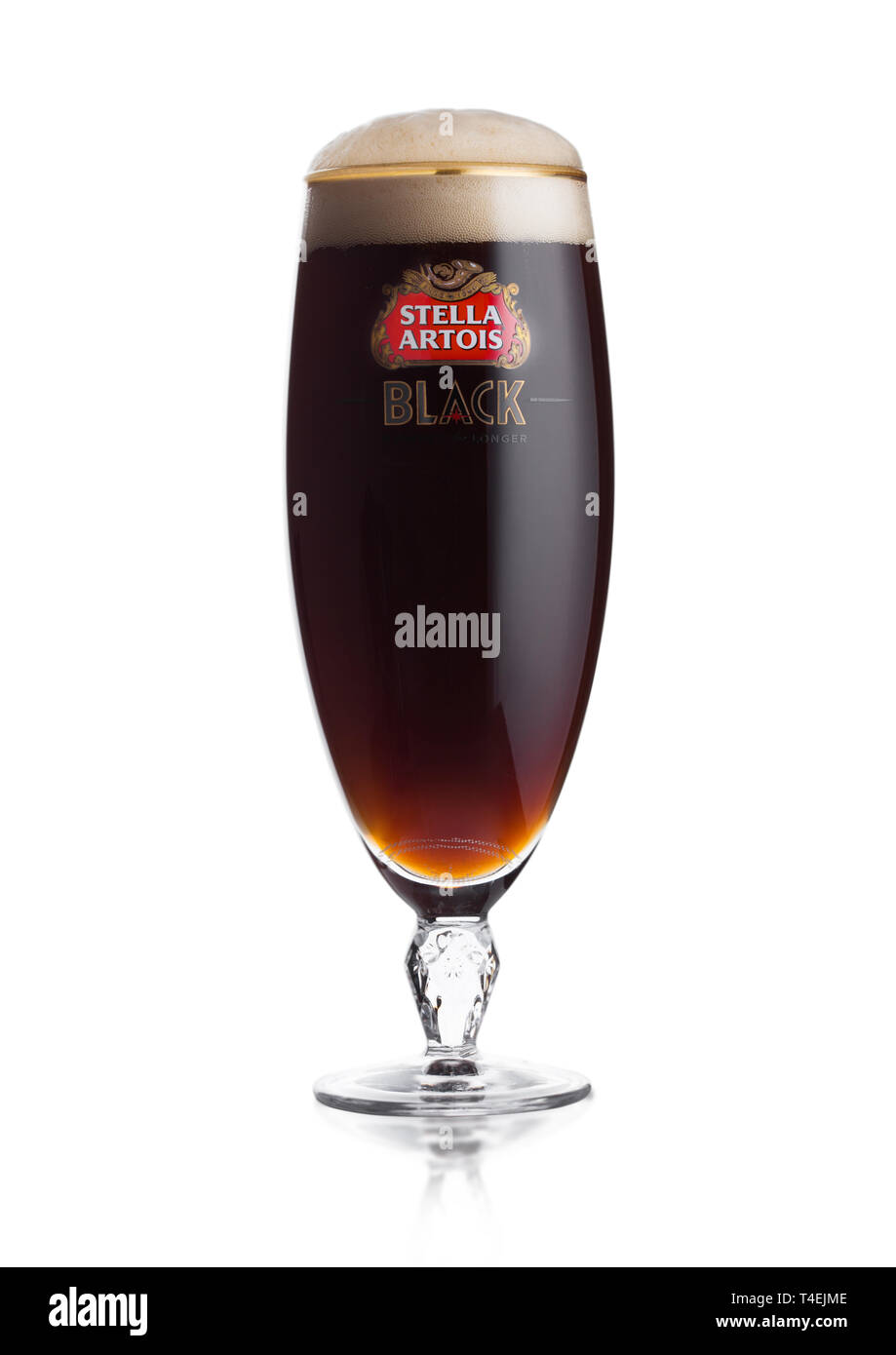 Londres, Royaume-Uni - 15 avril 2019 : verre de Stella Artois stout bière  noire avec des bulles et de la mousse sur le blanc Photo Stock - Alamy