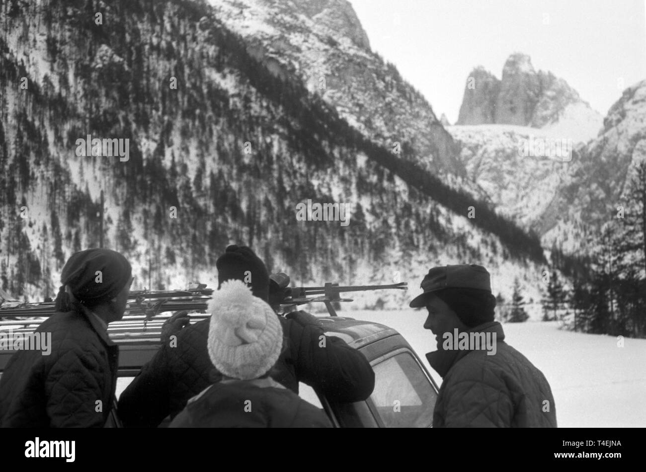 Regardez les trois alpinistes des observateurs au cours de leur ascension à la face nord de la "grosse Zinne'. Dans l'arrière-plan la face nord de l 'Drei Zinnen' (sans date photo archive de janvier 1963). Dans le monde d'utilisation | Banque D'Images