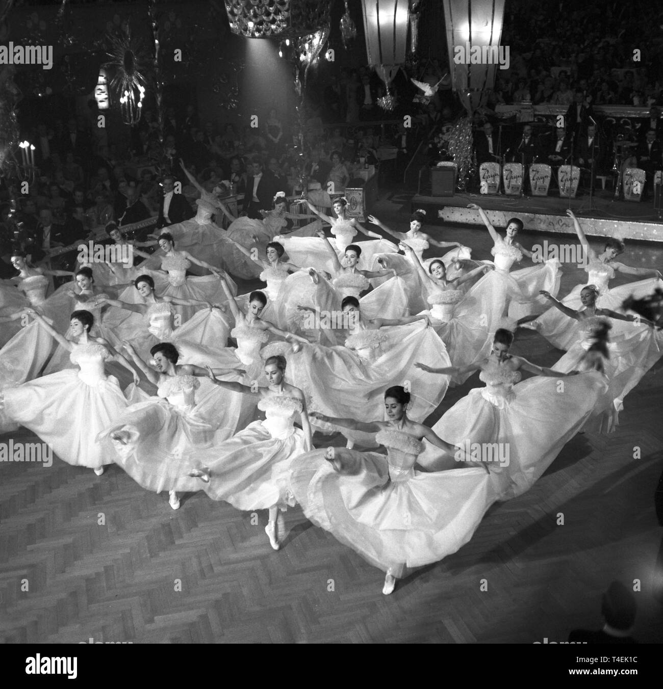 Le ballett de l'Opéra de Munich une valse des danses à la Media Ball à Munich le 25 janvier en 1963. Dans le monde d'utilisation | Banque D'Images