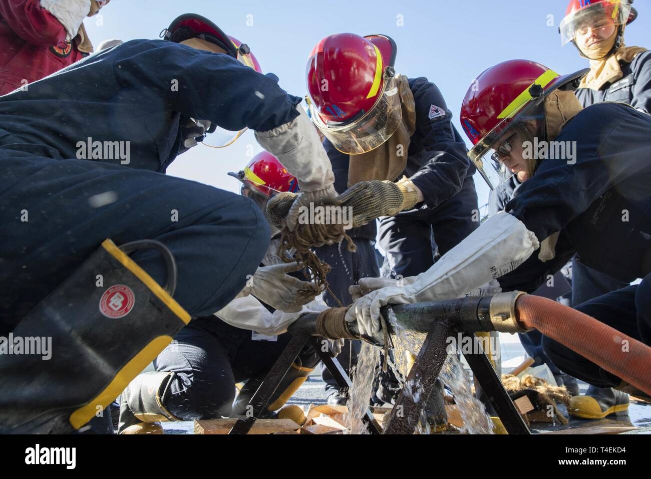 NEWPORT NEWS, Virginie (27 mars 2019) marins affectés à l'USS Gerald R. Ford (CVN 78) flying squad pratique à l'aide d'un trou d'air au cours d'un exercice de contrôle des dommages. Ford est actuellement en post-shakedown la disponibilité de Huntington Ingalls Industries-Newport News Shipbuilding. Banque D'Images