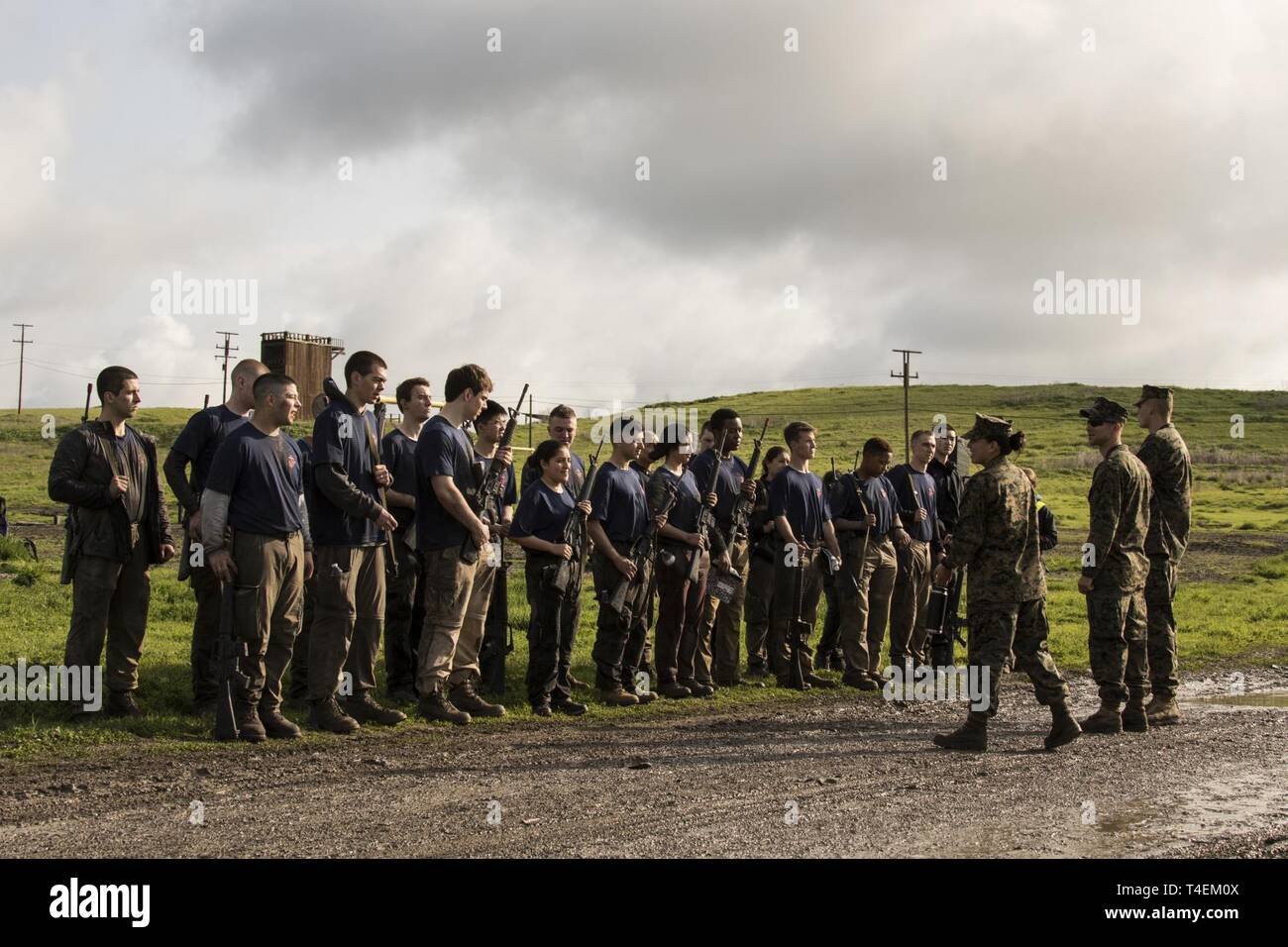 Officier du Corps des Marines des États-Unis avec l'Office de sélection des candidats à une formation de Sacramento lors d'une Mini l'École des aspirants à la réserve de l'armée américaine Parcs Camp à Dublin, Californie, le 23 mars 2019. Mini OCS est conçu pour permettre aux candidats et aux candidats une idée de ce qui vous attend à l'École des aspirants-officiers du Corps des Marines. Banque D'Images