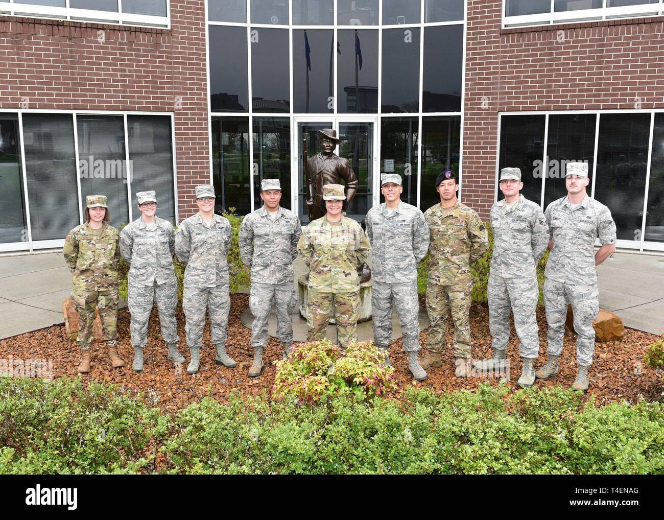 United States Air Force Airman Leadership School, classe 19-5 nominés pour le sergent-chef Paul H. Lankford enrôle PME Prix de leadership du Centre prendre une photo de groupe avec le conseiller-maître Sgt. Ramey Stokes, directeur de l'enseignement, de l'extérieur du bureau, le 2 avril 2019, à l'I.G. Centre de formation et d'éducation de Brown sur McGhee Tyson Air National Guard Base dans l'Est du Tennessee. L'Airman sélectionné est annoncé lors de l'obtention du diplôme banquet le vendredi soir. Banque D'Images