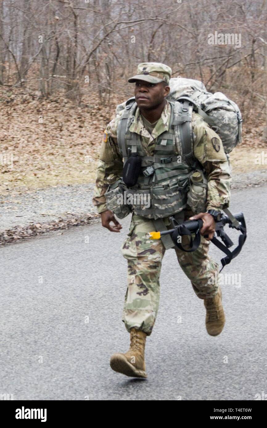 La CPS de l'armée américaine. Erick Barksdale, un policier militaire affecté à la 107e Compagnie de Police Militaire, 104e Bataillon de la Police militaire, 369e brigade de maintien en puissance, la Garde Nationale de New York (NYARNG), participe à la 12-Mile Road Mars partie de l'NYARNG La concurrence meilleur guerrier à West Point, N.Y., 30 mars 2019. Le meilleur guerrier de la concurrence, qui a eu lieu du 27 au 30 mars 2019, est un événement annuel dans lequel les soldats et sous-officiers de l'Armée de New York de diverses unités de la Garde nationale de participer à plusieurs événements destinés à tester leurs compétences et connaissances militaires, ainsi que leurs Banque D'Images