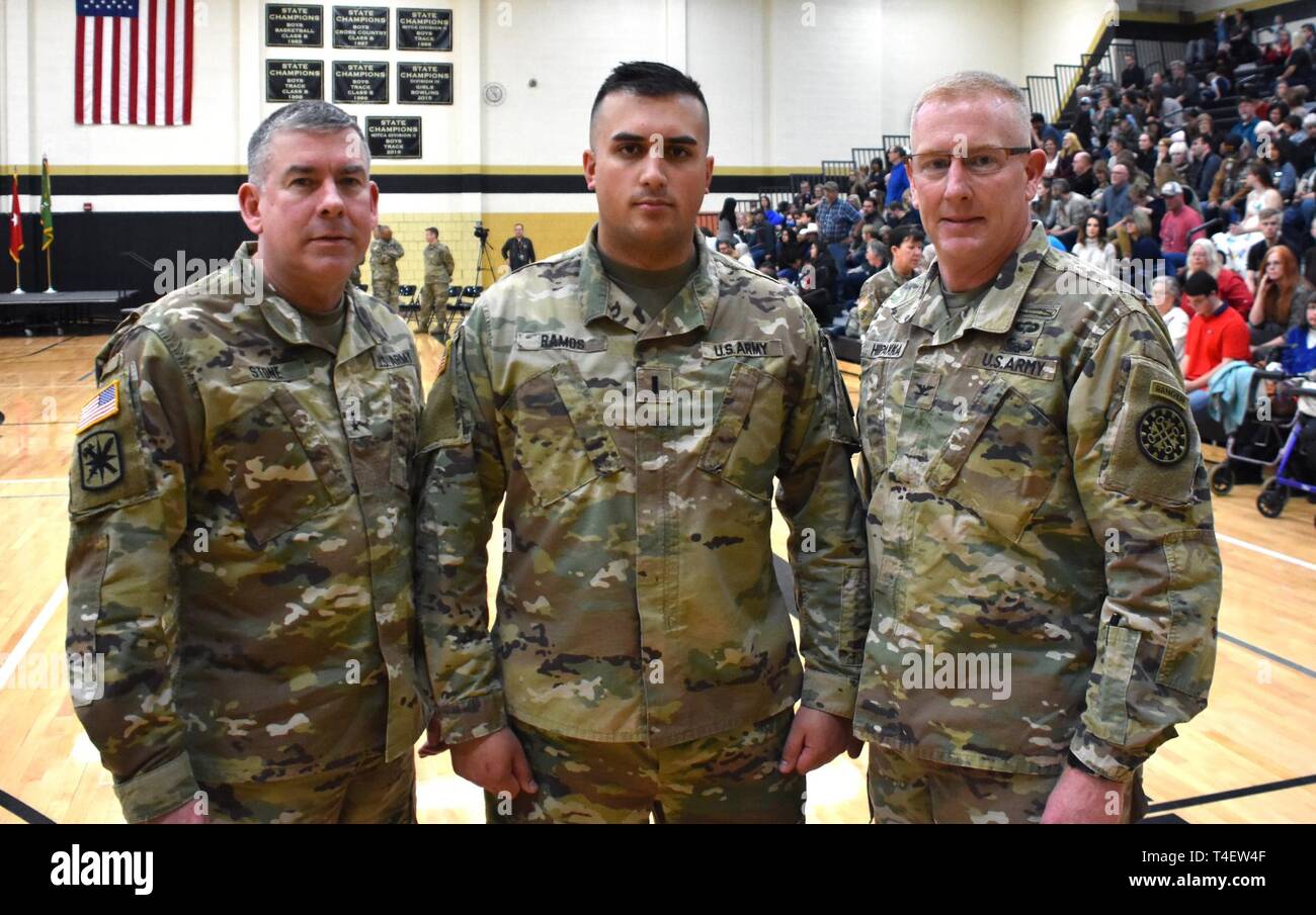 Michigan Army National Guard, le général Michael Stone, l'adjudant général adjoint, 1er lieutenant Daniel Ramos, commandant de la 46e Compagnie de Police militaire et le Colonel Scott Hiipakka, commandant de la 177e Brigade de police militaire sont présents pour soutenir leurs soldats après la compagnie de la Police militaire 46 Mobilisation de la cérémonie à Corunna High School le 2 avril 2019. Le 46 CO MP servira l'année prochaine à Cuba. Banque D'Images