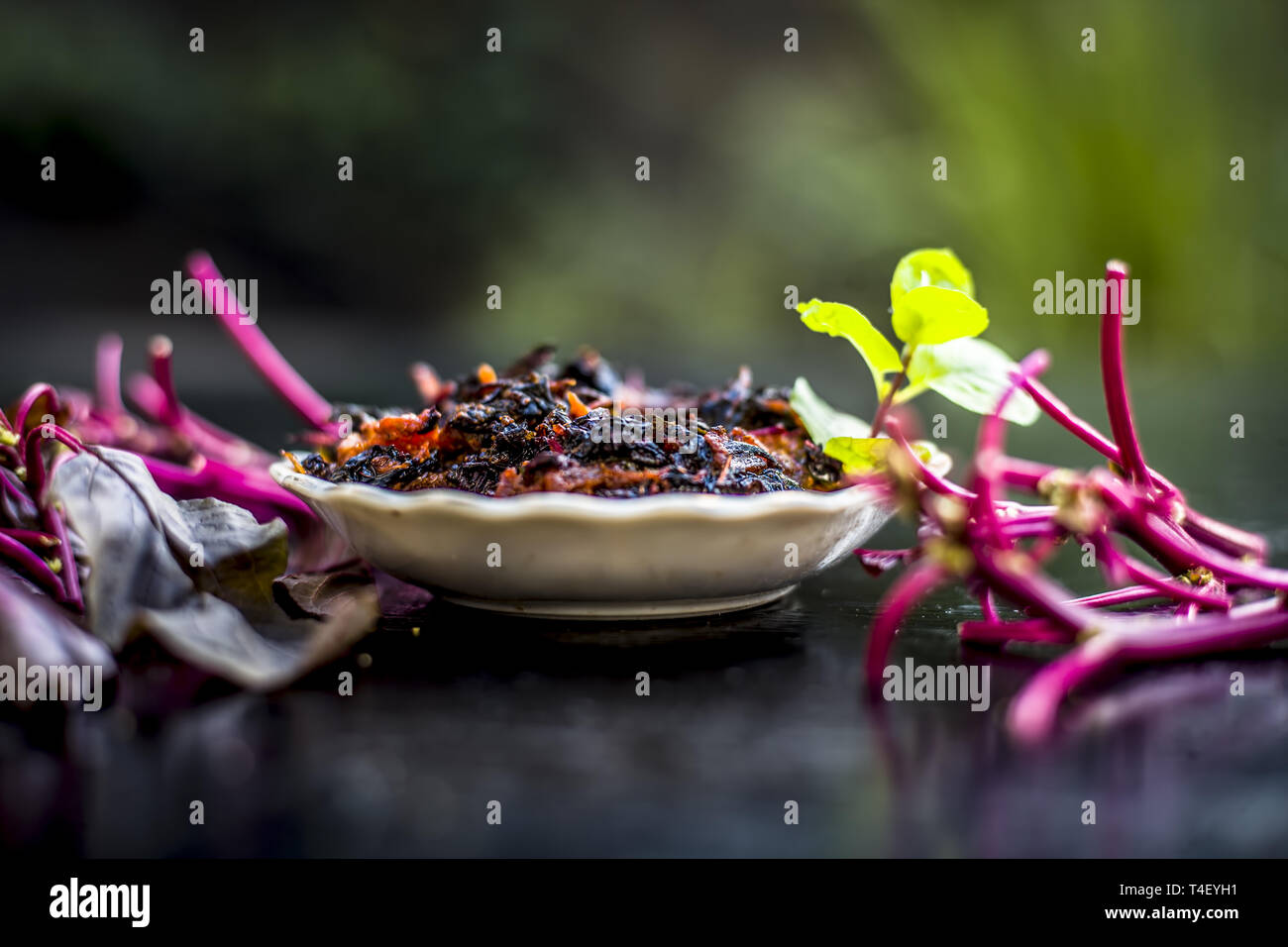 Close up of plat populaire de feuilles d'amarante ou chauli chowli ou ou ou ou harive thotakura chaulai soppu dans une plaque de verre avec des feuilles et de l'amarante Banque D'Images