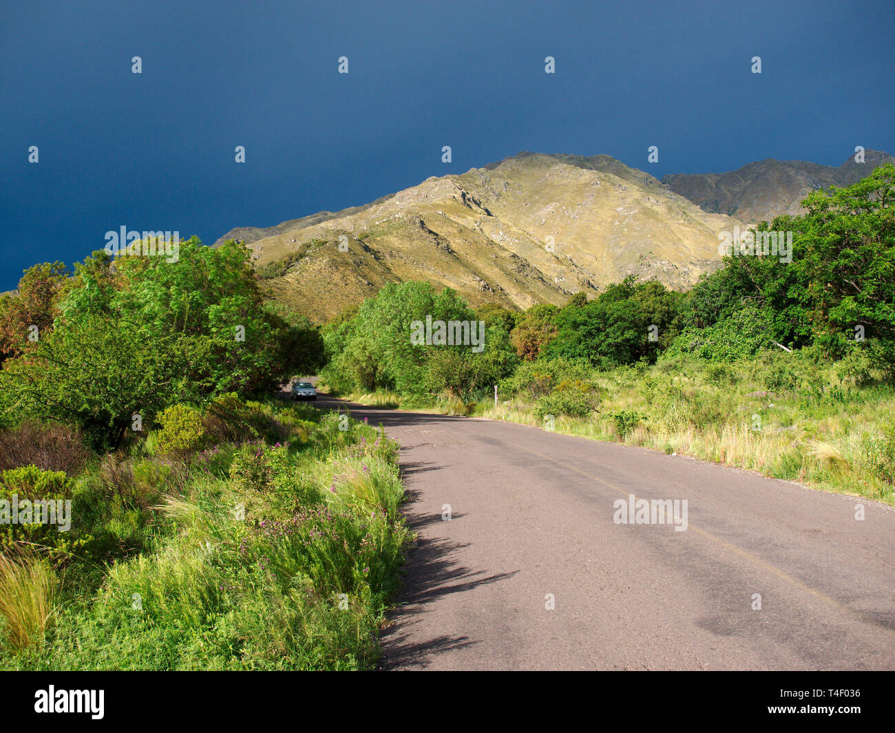 Villa de Merlo, San Luis, Argentine - 2019 : Le point de vue aux côtés d'un chemin rural à proximité du centre-ville. Banque D'Images