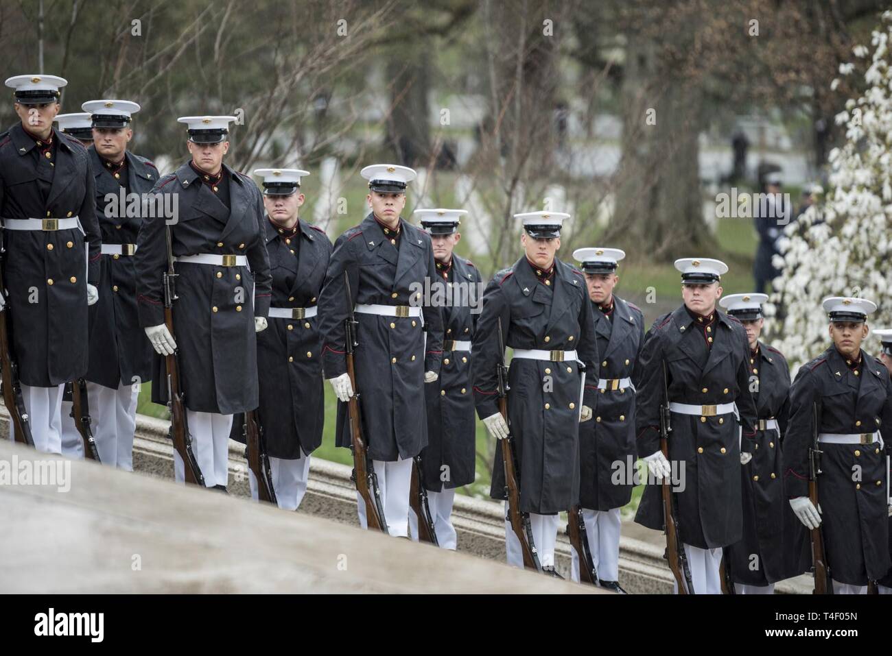 La caserne des marines (Marine, Washington, D.C. (8e et i) soutenir les Forces armées tous les honneurs d'un Wreath-Laying sur la Tombe du Soldat inconnu au cimetière national d'Arlington, le 5 avril 2019. La cérémonie a été menée par le président de la République démocratique du Congo Felix Tshisekedi et accueilli par l'armée américaine, le général Michael Howard, commandant général de l'armée américaine District militaire de Washington. Banque D'Images