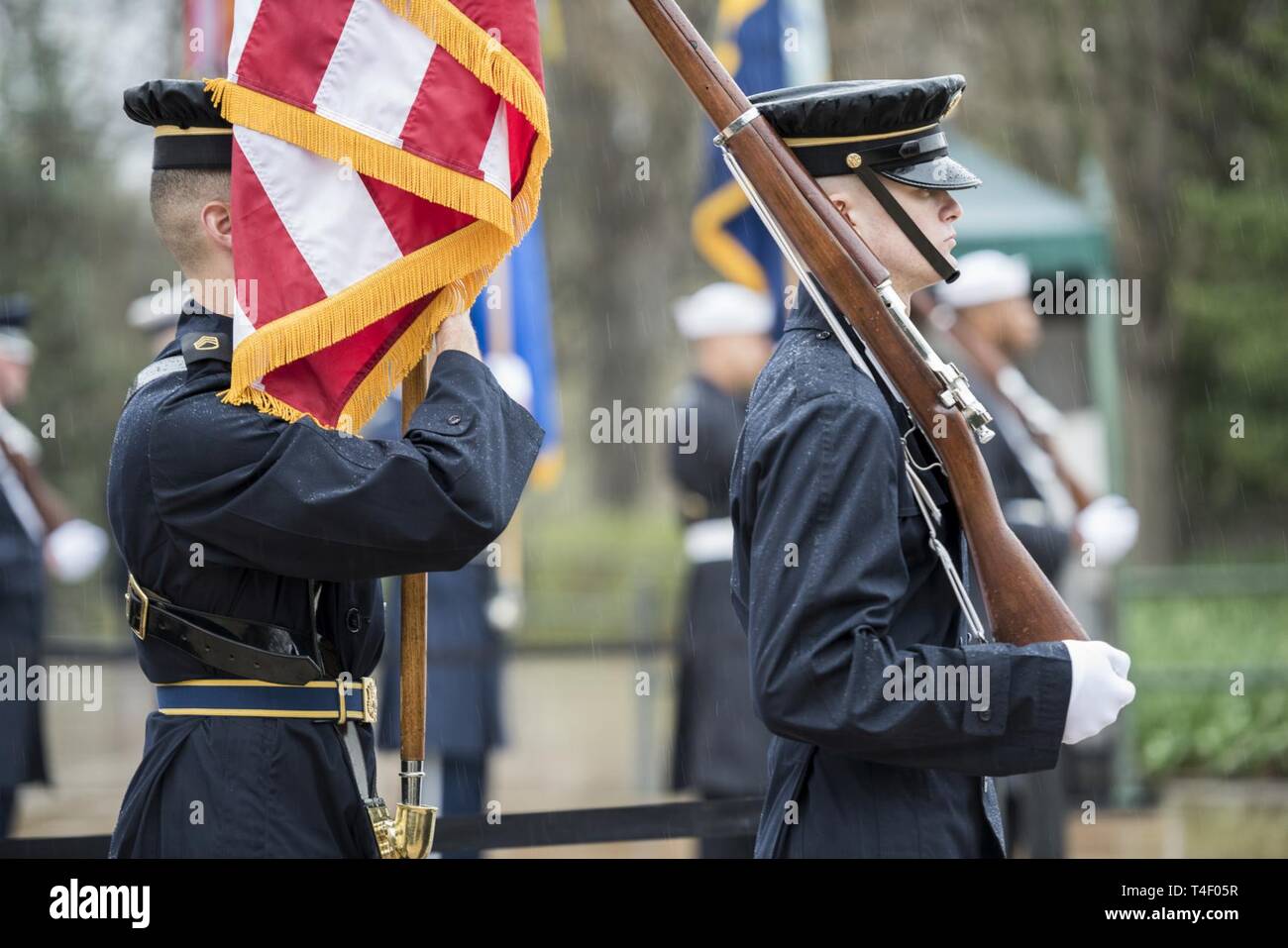 Soldats dans le cadre d'un soutien de l'équipe de couleur services conjoints des forces armées une Wreath-Laying avec spécialisation complète sur la Tombe du Soldat inconnu au cimetière national d'Arlington, le 5 avril 2019. La cérémonie a été menée par le président de la République démocratique du Congo Felix Tshisekedi et accueilli par l'armée américaine, le général Michael Howard, commandant général de l'armée américaine District militaire de Washington. Banque D'Images