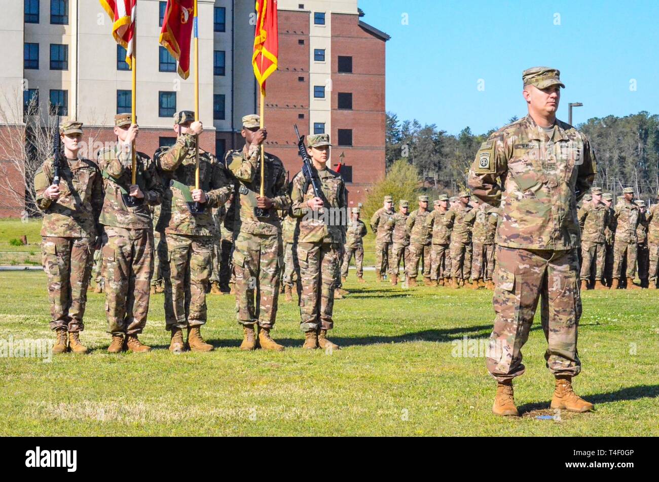 Le Major Shawn Secteur, directeur général de 3e Bataillon du 27e Régiment d'artillerie, 18e Brigade d'artillerie de campagne, Fort Bragg, NC, dirige l'avant la formation du bataillon de l'unité couleur du 3 avril cérémonie carter à Stang Field, Fort Bragg, NC. Banque D'Images