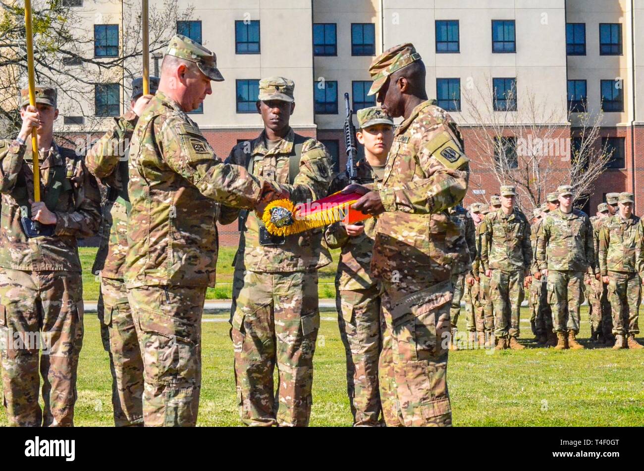 Le lieutenant-colonel Jeremy Linney commande et le Sgt. Le major Demetrius Johnson, 3e Bataillon, 27e Régiment d'artillerie, 18e Brigade d'artillerie de campagne, Fort Bragg, NC, affaire 3-27's couleurs en cours de la couleur de l'unité 3 avril cérémonie carter à Stang Field, Fort Bragg, NC. Banque D'Images