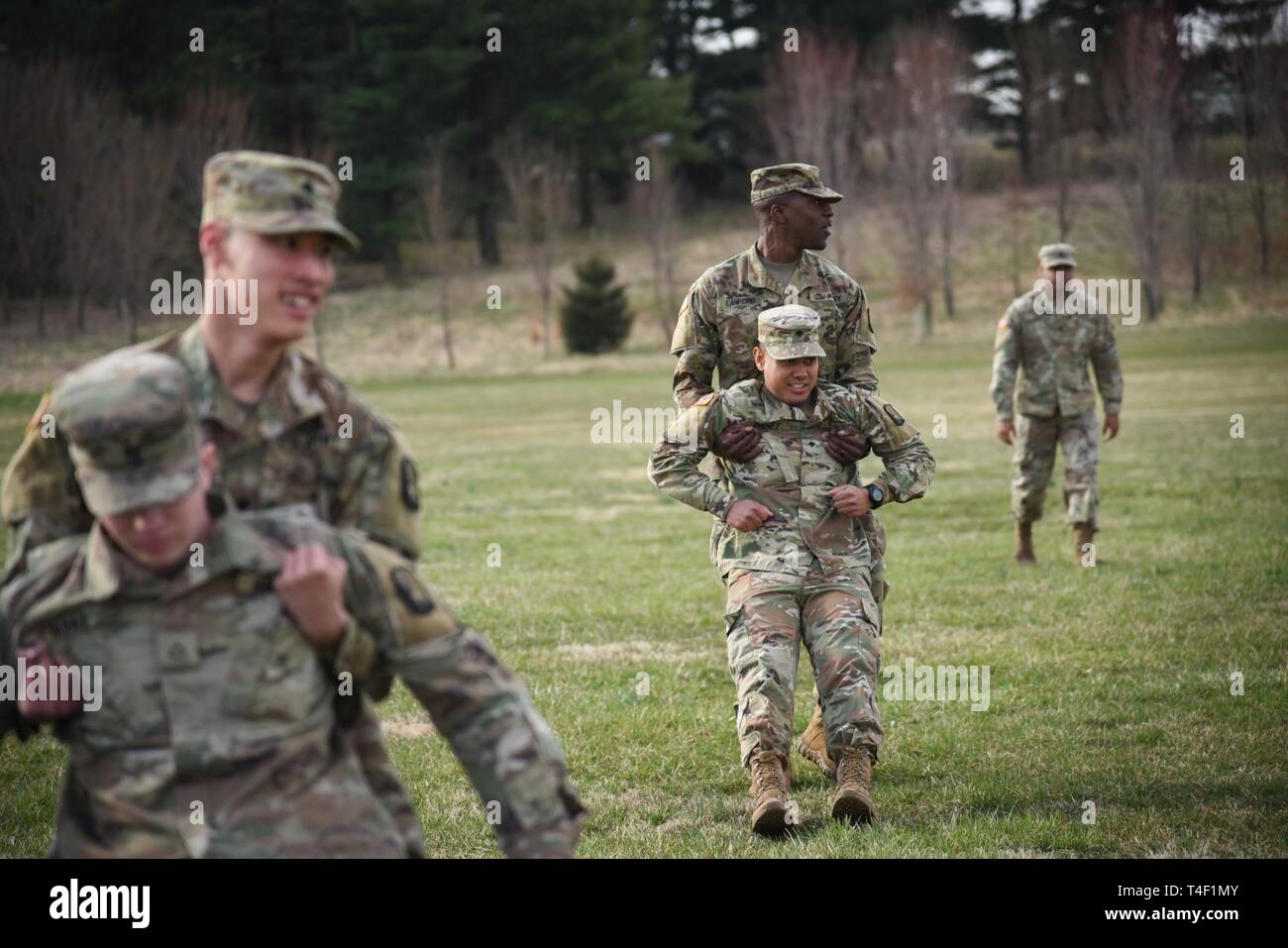 Les soldats de l'armée américaine l'Armée de mener des tâches de guerrier (AWT) exercices pendant la 21e Brigade de signal 2019 Concours meilleur guerrier sur Fort Dertrick Md., 25 mars. La compétition favorise l'esprit de corps et reconnaît les sous-officiers (sous-officiers) et de soldats qui font preuve d'engagement à l'Armée de valeurs, incarnent l'ethos guerrier, et représentent la force de l'avenir. Banque D'Images