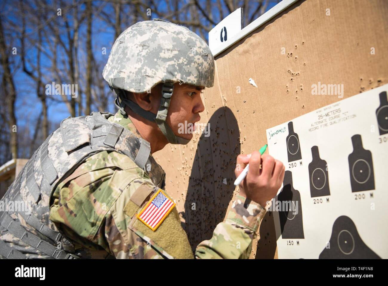 La CPS de l'armée américaine. Jose Jimenez affecté à Fort Detrick USASA, 302d un bataillon, prépare son document cible pour le fusil M16 dans le cadre de qualification de la 21e Brigade de signal 2019 Concours meilleur guerrier à Fort Indiantown Gap, en Pennsylvanie, le 26 mars. La compétition favorise l'esprit de corps et reconnaît les sous-officiers (sous-officiers) et de soldats qui font preuve d'engagement à l'Armée de valeurs, incarnent l'ethos guerrier, et représentent la force de l'avenir. Banque D'Images