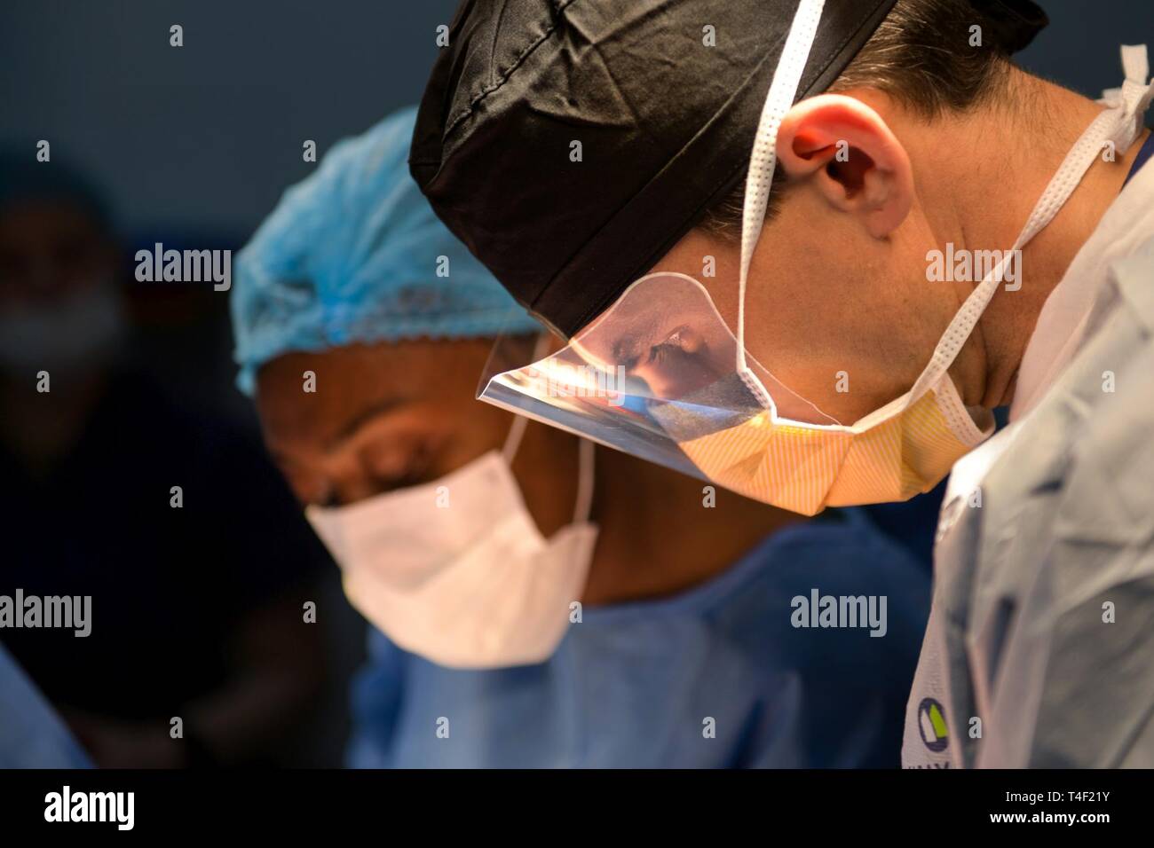 Le Major de l'armée américaine Benjamin Franklen, chirurgien général affecté à l'armée, Martin l'Hôpital communautaire de préformes une opération pour enlever une tumeur d'un exercice de préparation médicale sénégalaise pendant 19-2 à l'hôpital de militaires, au Sénégal, de Ouakam 8 Avril, 2019. Exercices de préparation médicale fournir un environnement réel où les professionnels de la médecine à la fois les militaires peuvent créer et renforcer la capacité de traitement médical et de la capacité de perfectionner leurs compétences dans des conditions médicales alternatives tout en apprenant des protocoles différents de leurs homologues. Banque D'Images