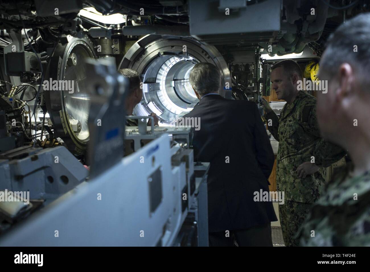 NORFOLK, Virginie (8 avril 2019) - M. Gregory Slavonic, Secrétaire adjoint de la Marine, observe les composants mécaniques des missiles sous-marin avec le capitaine Marty, Commodore, Mucklan 6 Escadre de sous-marins, et le cdr. S'Willey, commandant du USS John Warner (SSN 785), au cours d'une visite à bord du John Warner, le 8 avril 2019. Les Slaves est chargé de superviser l'ensemble et le contrôle de la main-d'oeuvre et la composante affaires du ministère de la marine, y compris l'élaboration de programmes et de politiques relatives au personnel militaire, aux membres de leur famille, et les travaux civils Banque D'Images