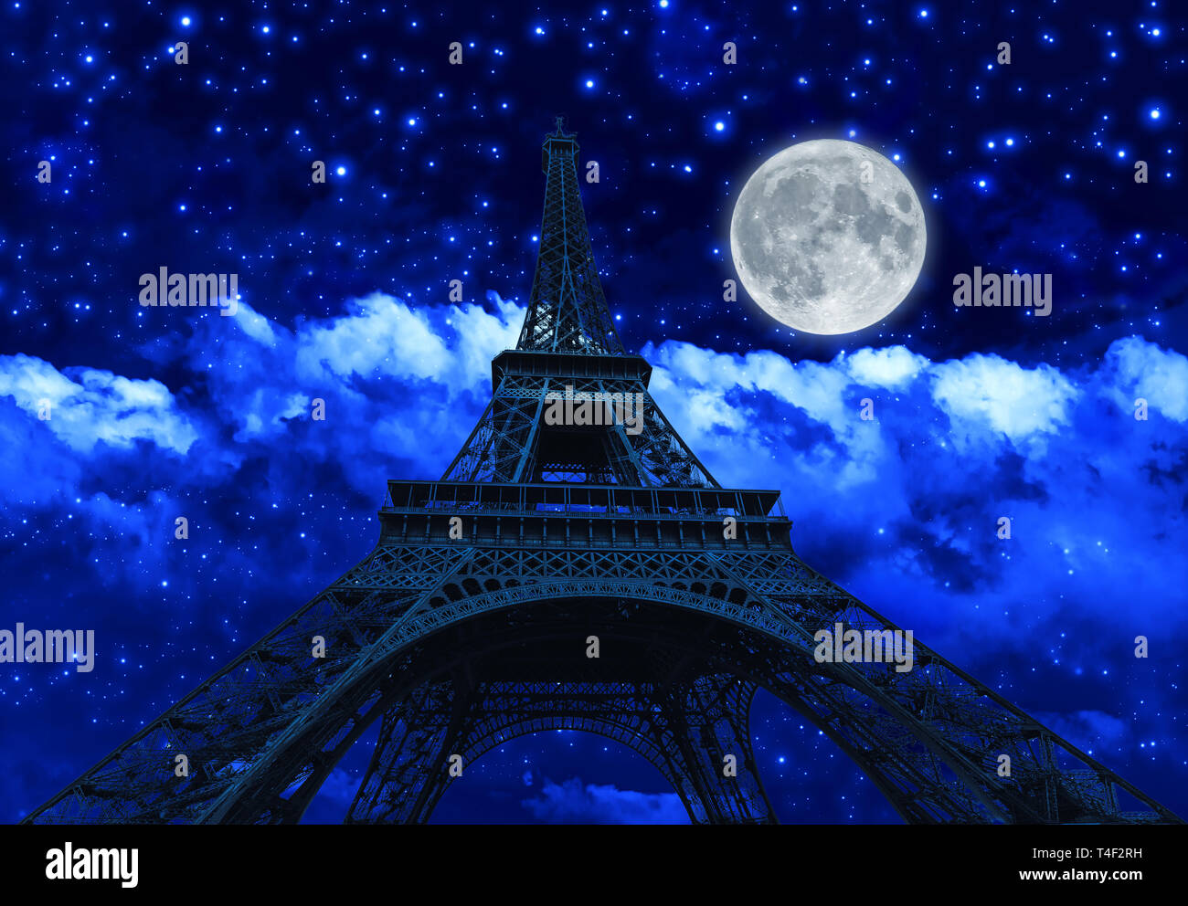 Nuit ciel avec nuages et big pleine lune la nuit avec l'afficheur de la Tour Eiffel. Paris en France. Banque D'Images
