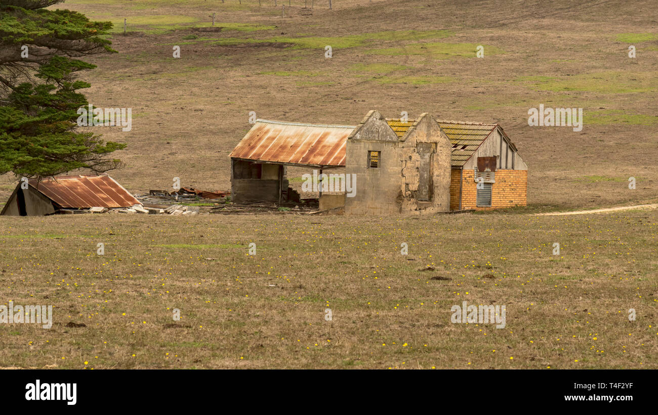 Abandonné et déserté les bâtiments agricoles dans les régions rurales de l'Australie. Banque D'Images