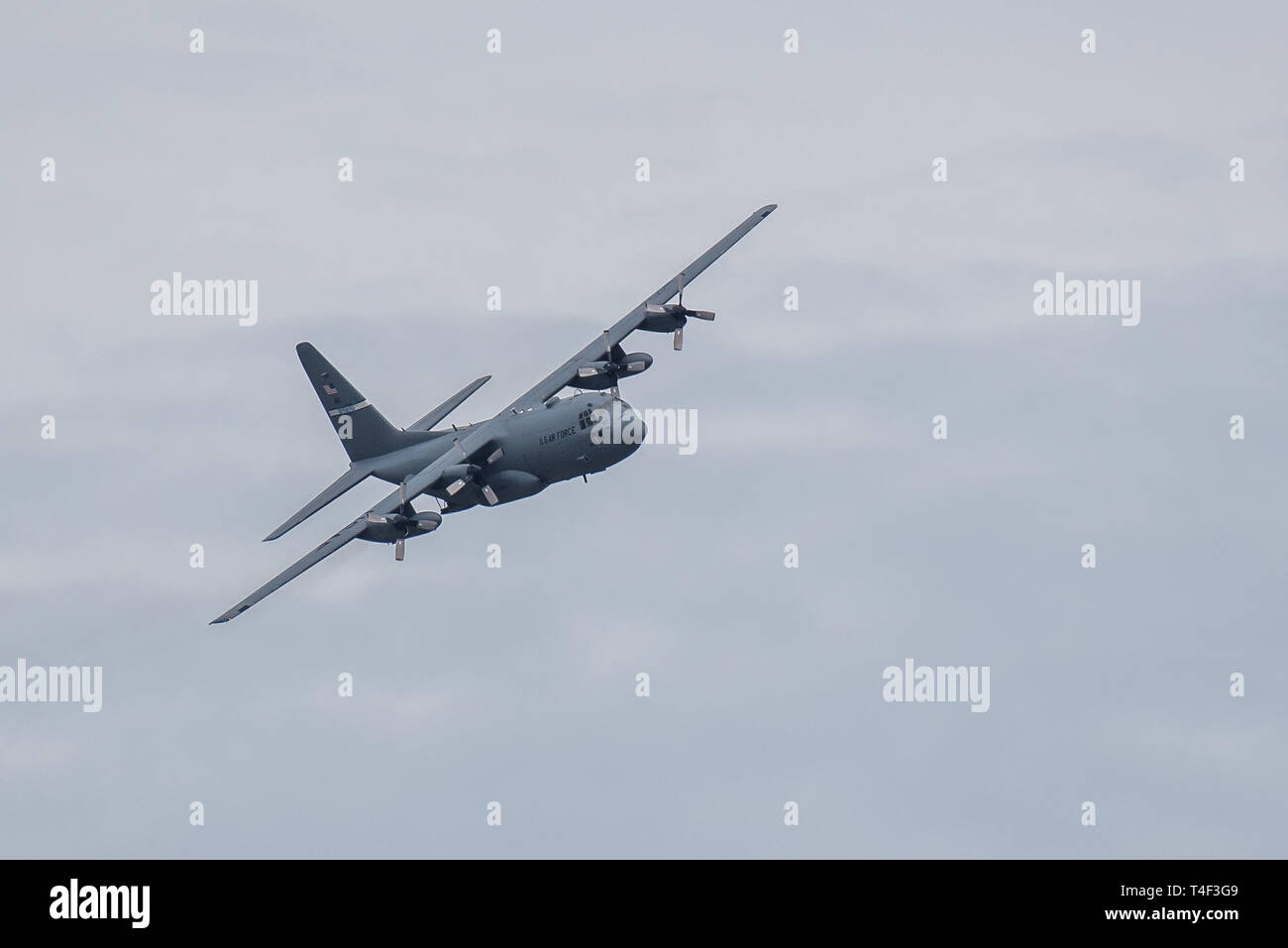 Un Air National Guard C-130 Hercules s'approche de la rivière Ohio, en prévision d'une baisse de la cargaison dans le cadre de démonstration de l'Airshow dans Thunder over Louisville Louisville, Ky., 13 avril 2019. Des centaines de milliers de spectateurs s'afficher l'événement annuel, qui est devenu l'un des plus grands jours de spectacles aériens en Amérique du Nord. (U.S. Air National Guard photo par Dale Greer) Banque D'Images