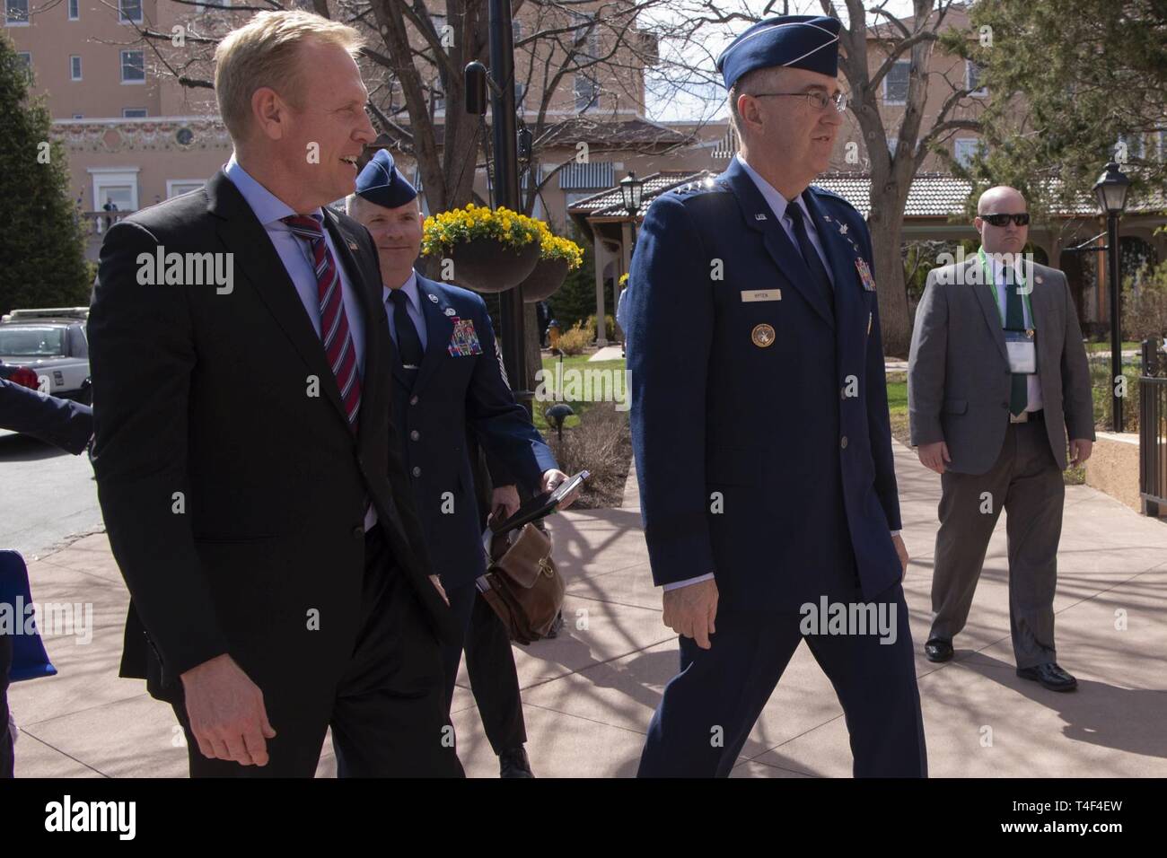 Le Secrétaire de la Défense par intérim des États-Unis Patrick M. Shanahan accueille le commandant du Commandement de la Force aérienne stratégique, le général John E. Hyten, Colorado Springs, Colorado, le 8 avril, 2019. Banque D'Images